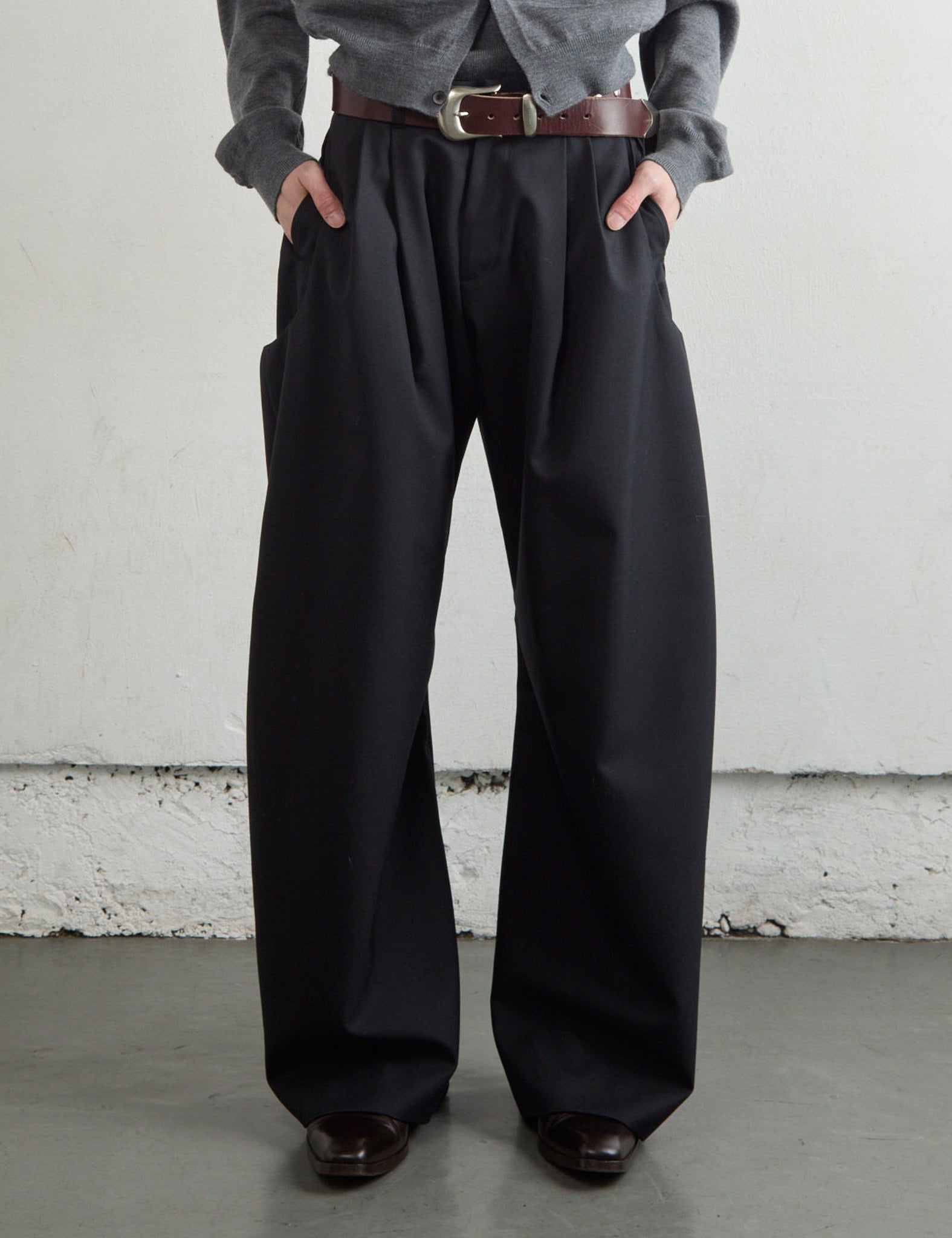 BLACK 2TUCK CURVED LEG TROUSERS