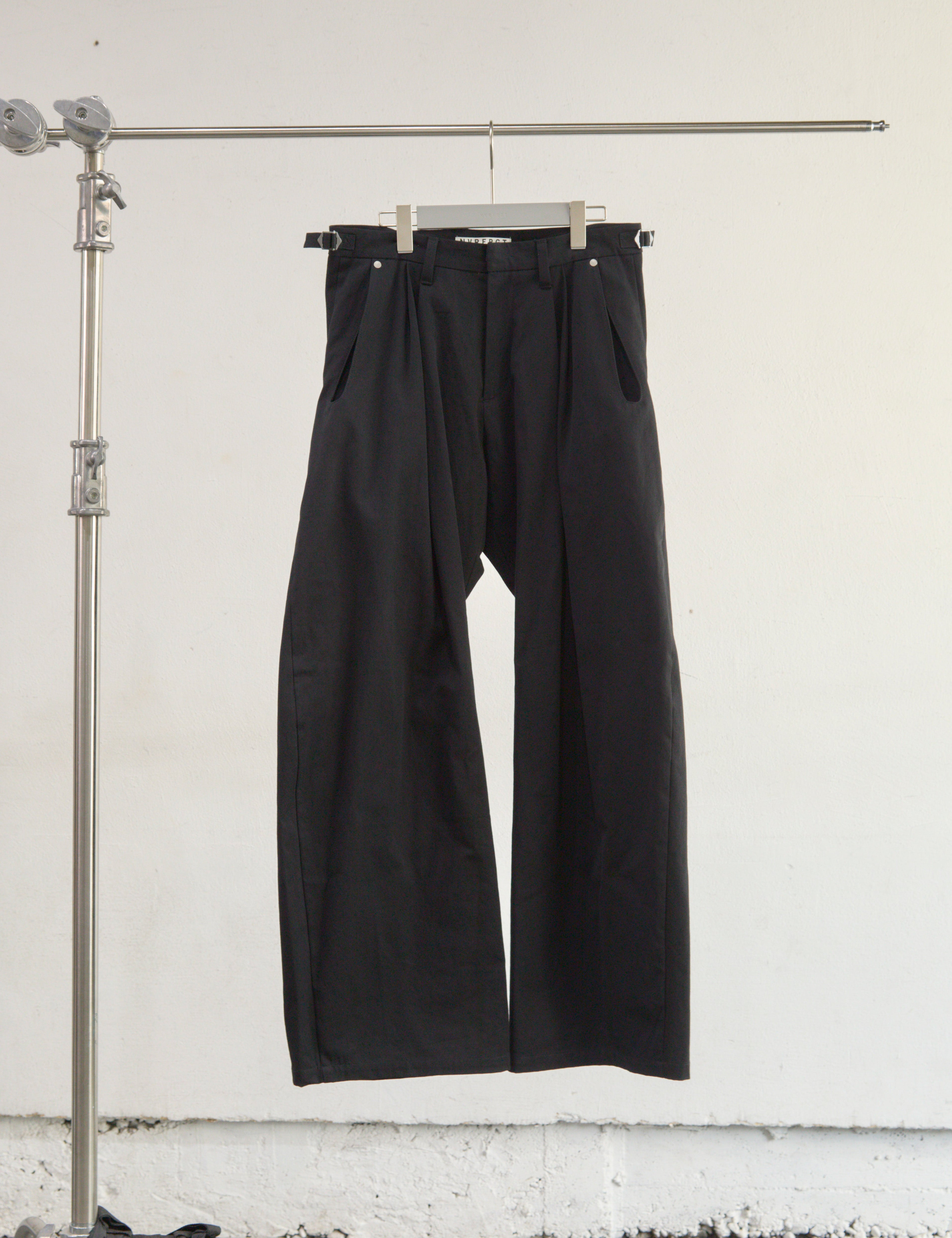 BLACK 2TUCKED CURVED LEG COTTON TROUSERS