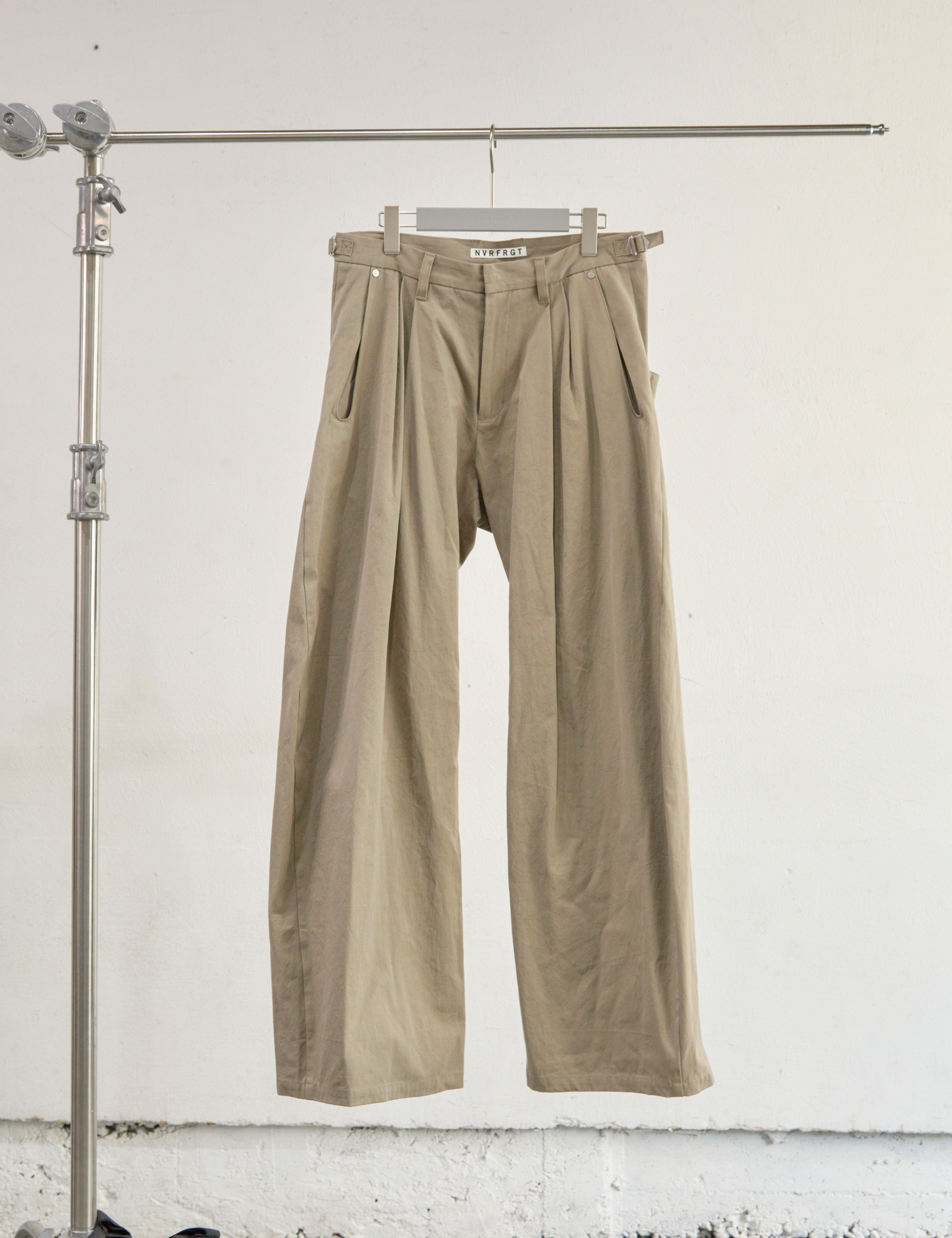 BEIGE 2TUCKED CURVED LEG COTTON TROUSERS