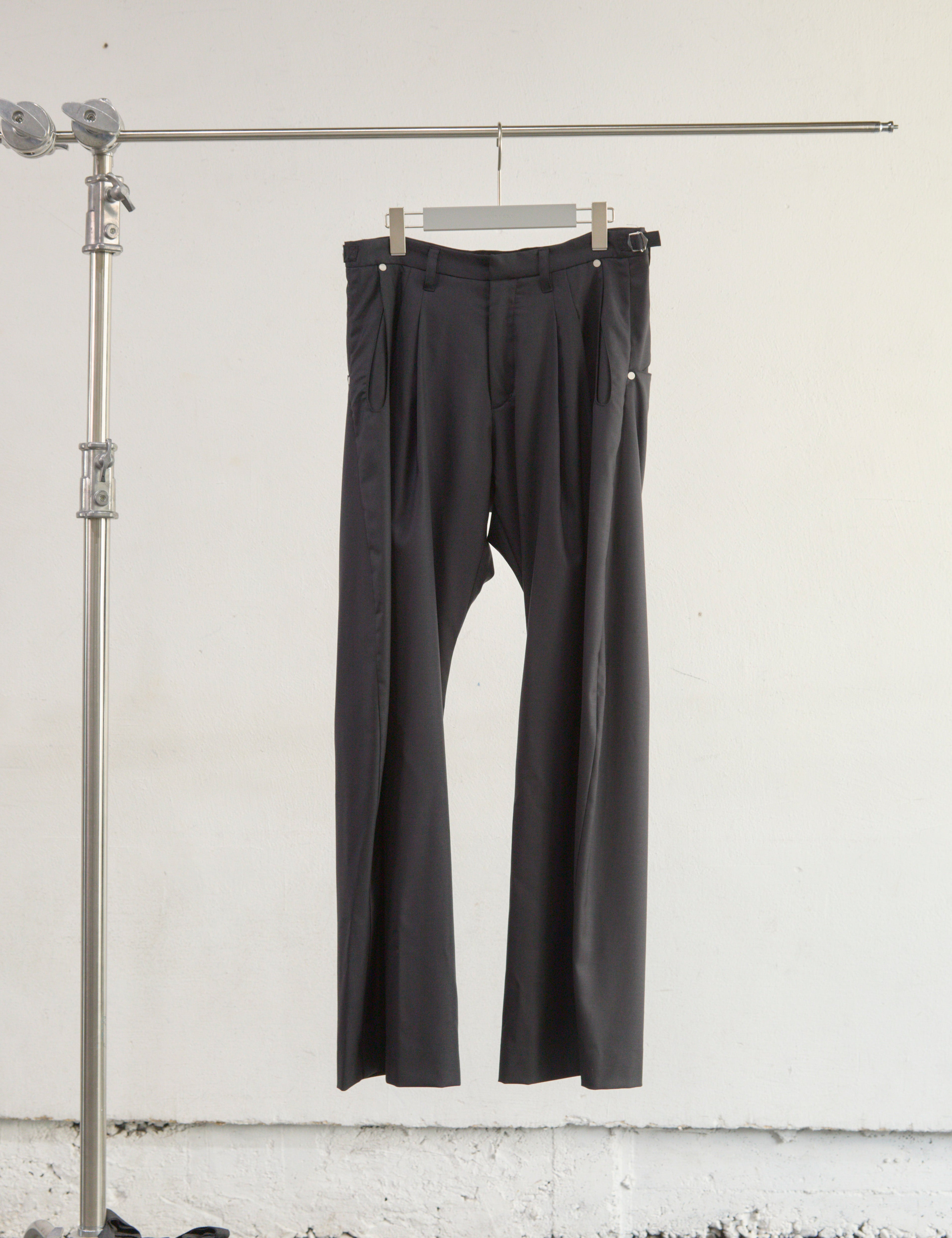 BLACK 2TUCKED CURVED LEG TROUSERS