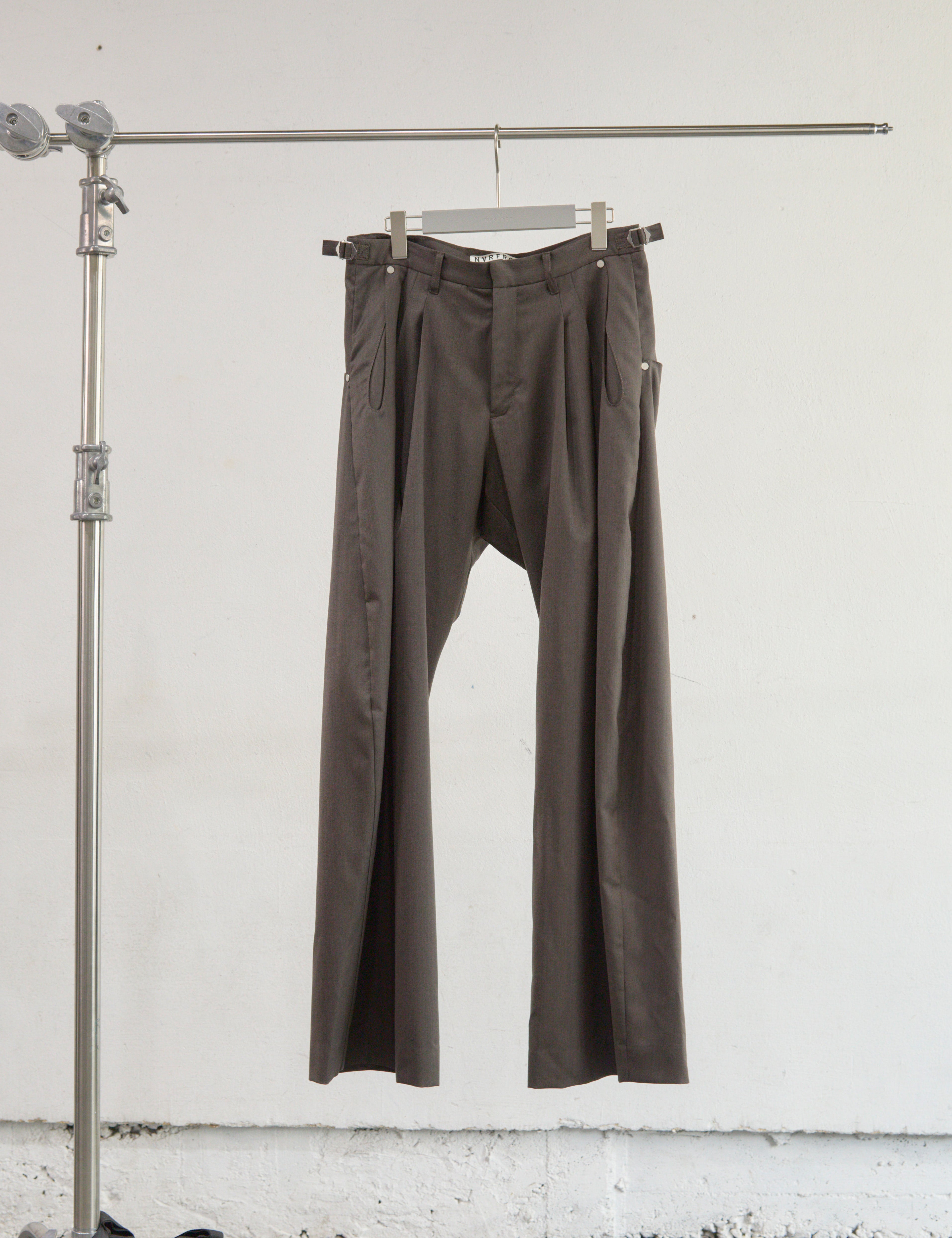 BROWN 2TUCKED CURVED LEG TROUSERS