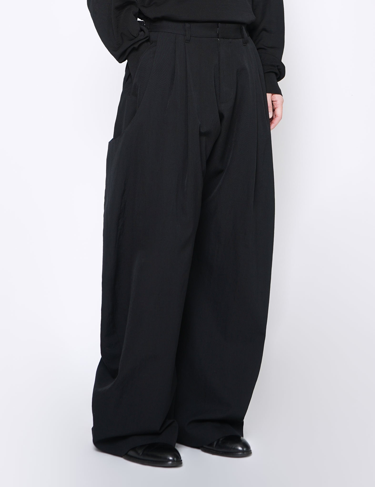 BLACK 2TUCK CURVED LEG TROUSERS