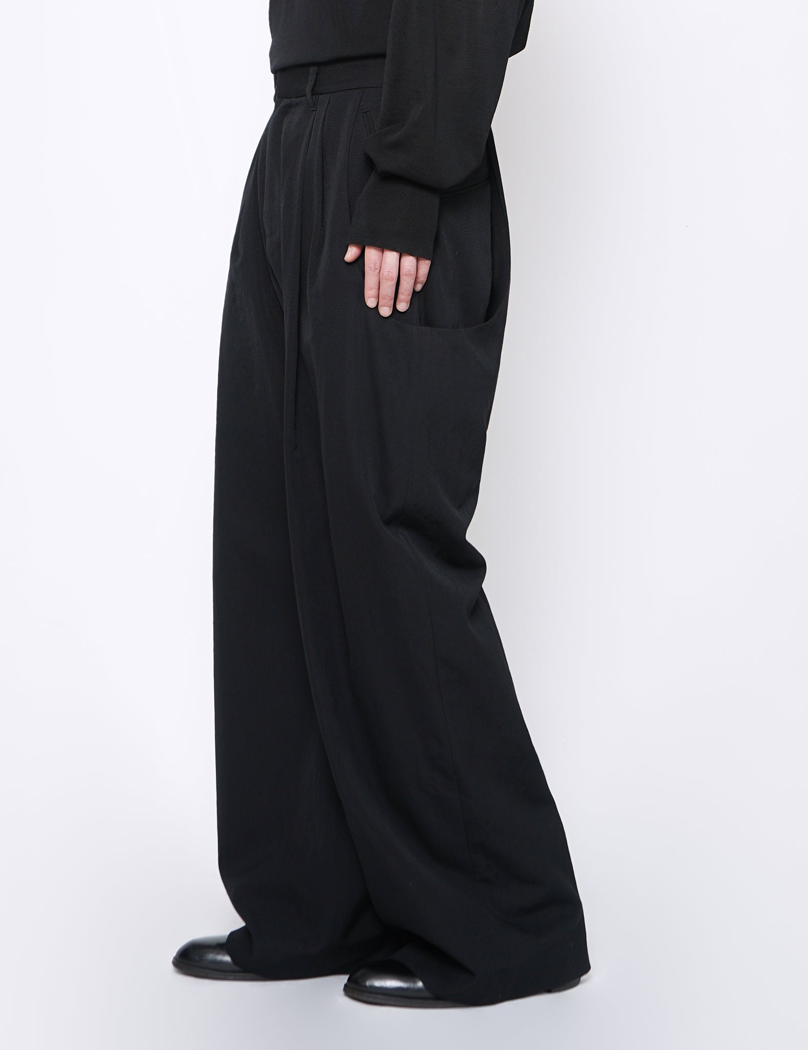 BLACK 2TUCK CURVED LEG TROUSERS