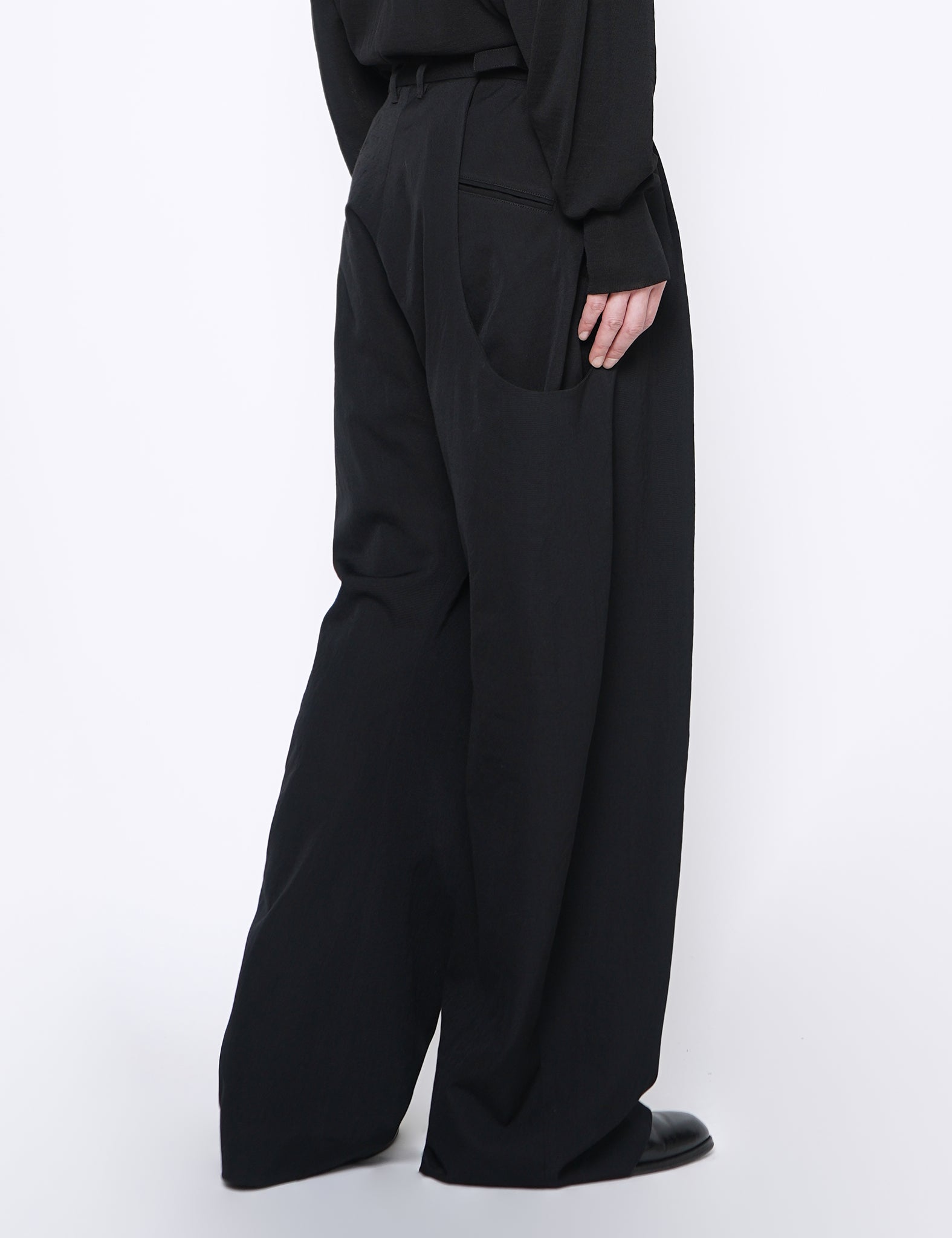 BLACK 2TUCK CURVED LEG TROUSERS