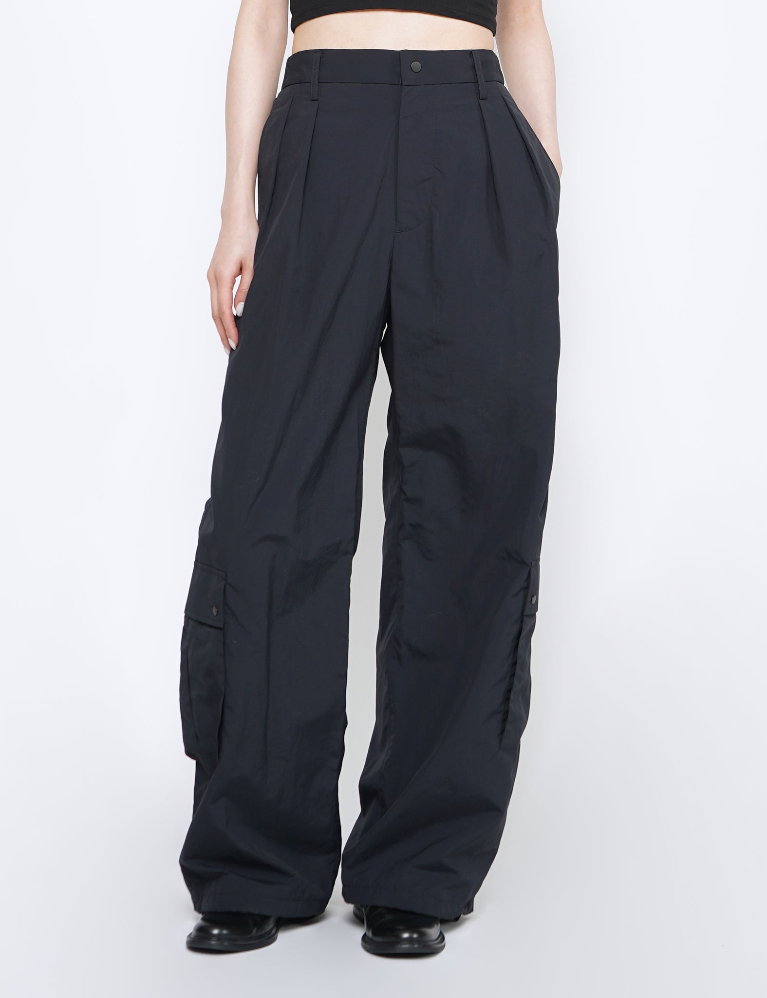 BLACK TWO TUCKS WIDE CARGO PANTS