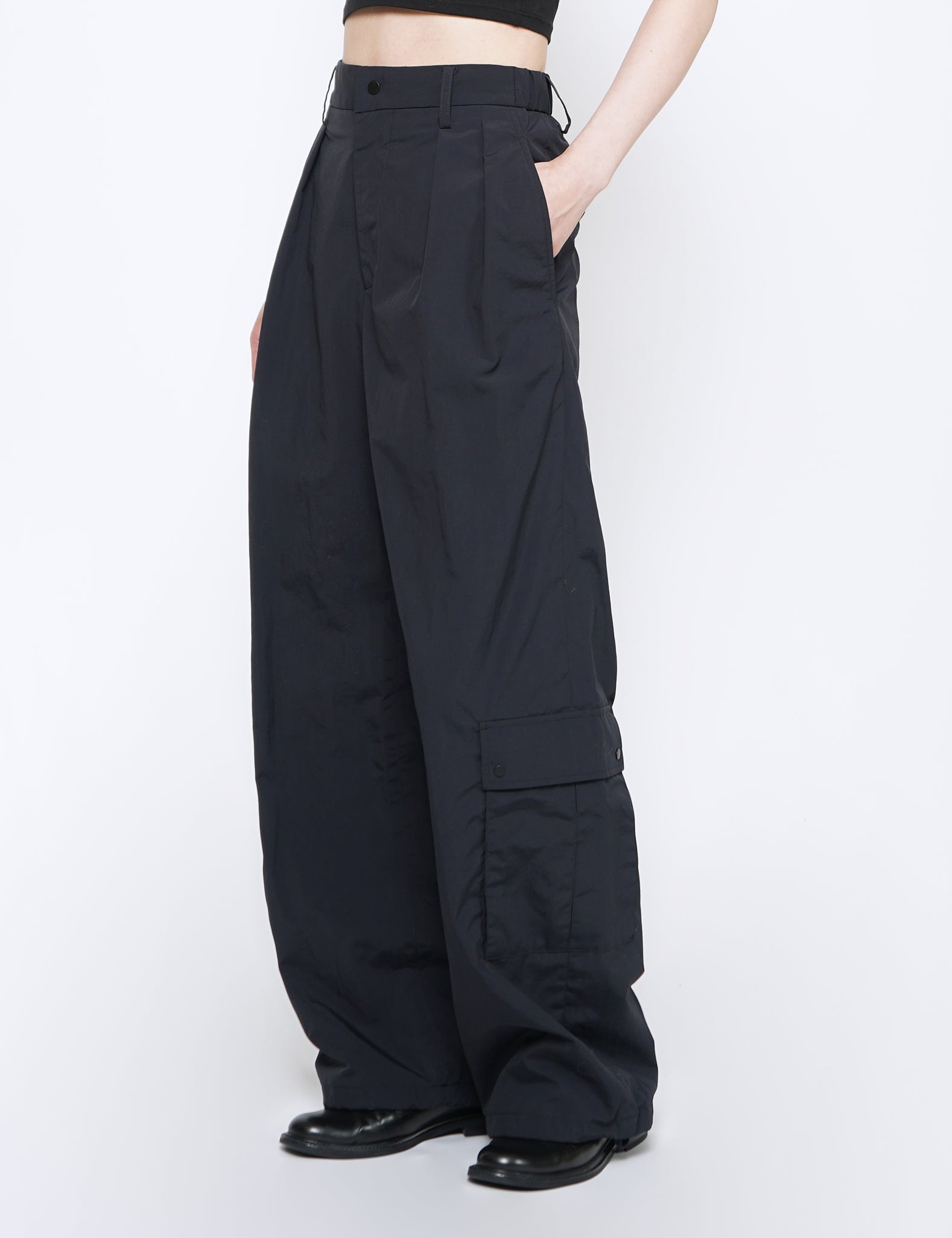 BLACK TWO TUCKS WIDE CARGO PANTS