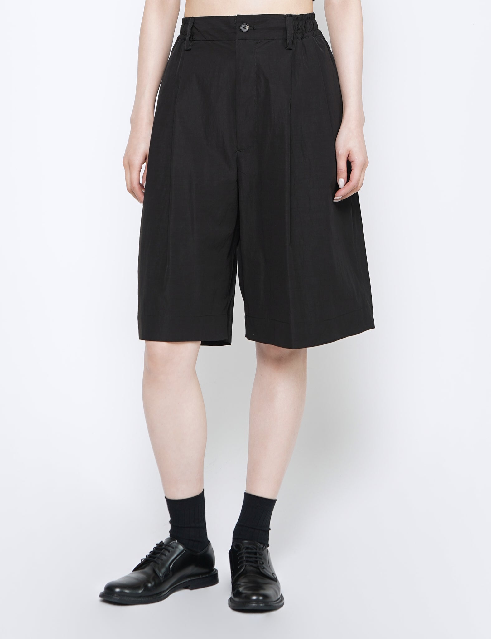 BLACK WINDPROOF NYLON WIDE EASY SHORT TROUSERS