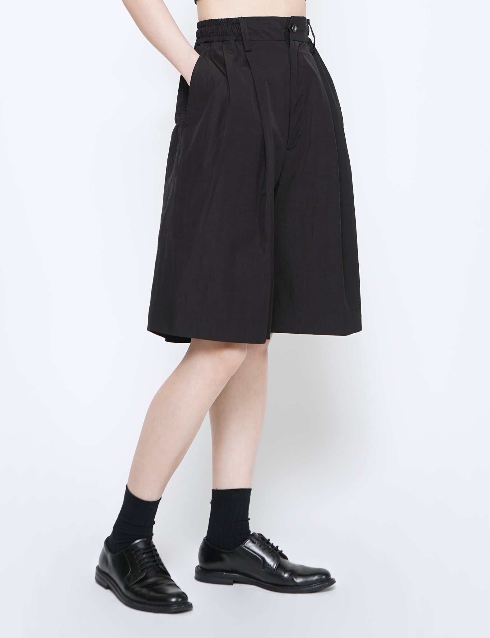 BLACK WINDPROOF NYLON WIDE EASY SHORT TROUSERS