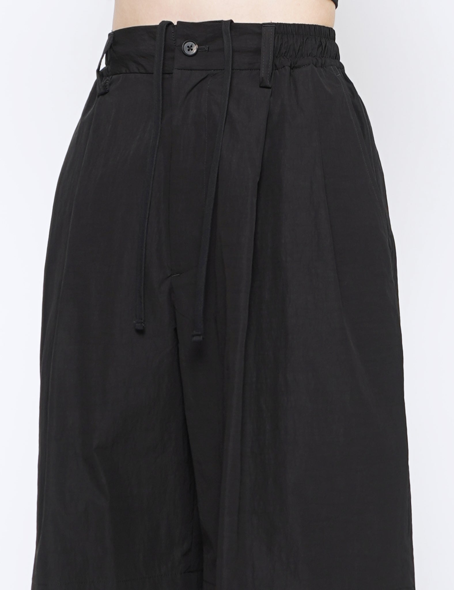 BLACK WINDPROOF NYLON WIDE EASY SHORT TROUSERS