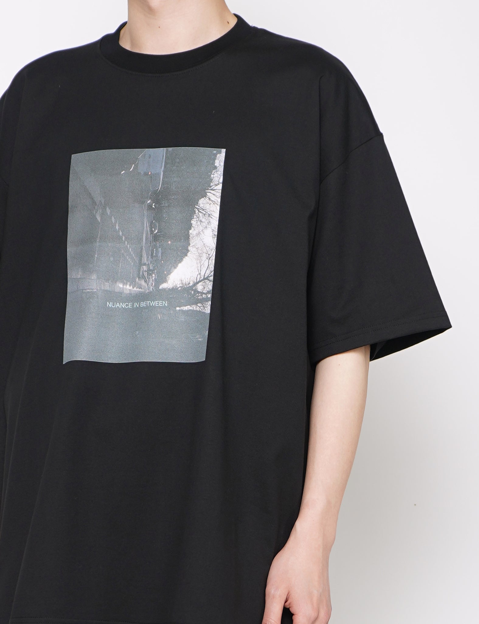 BLACK OVERSIZED MARCERIZED NUANCE PRINT TEE