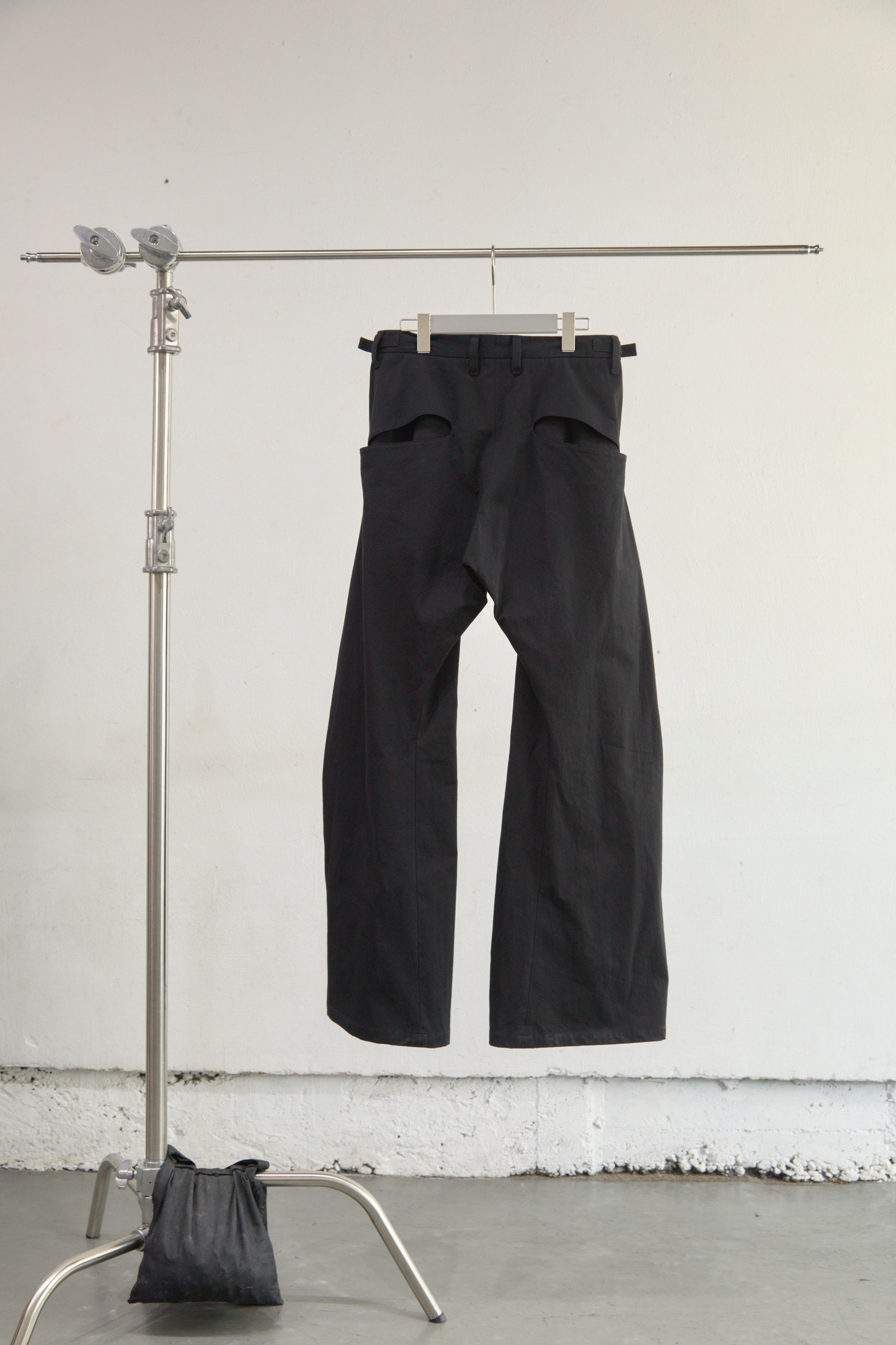 BLACK 2TUCKED CURVED LEG COTTON TROUSERS