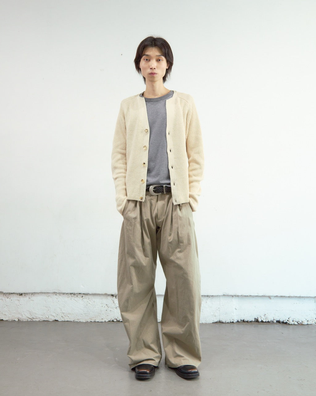 BEIGE 2TUCKED CURVED LEG COTTON TROUSERS