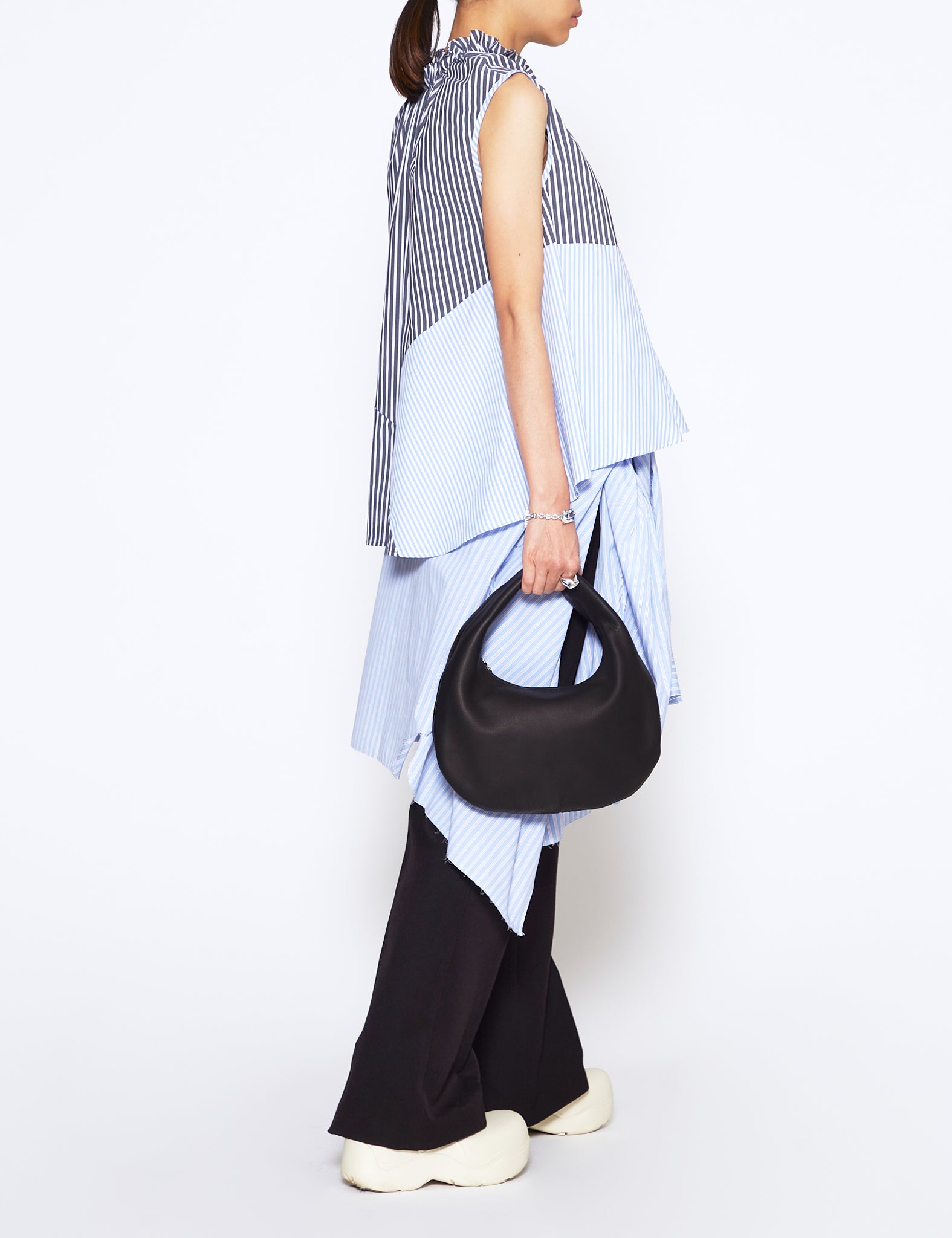 BLACK DEER LEATHER ROUND ONE SHOULDER BAG M DA59