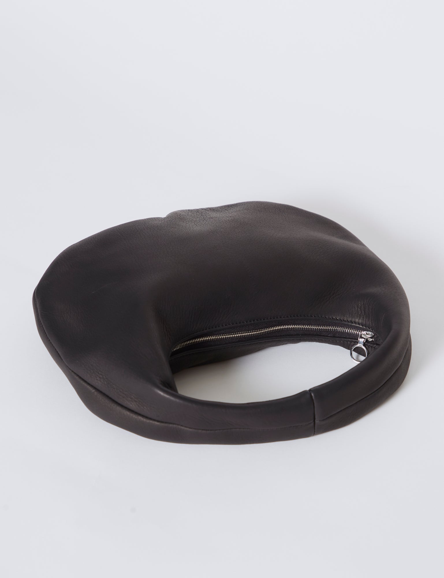 BLACK DEER LEATHER ROUND ONE SHOULDER BAG M DA59