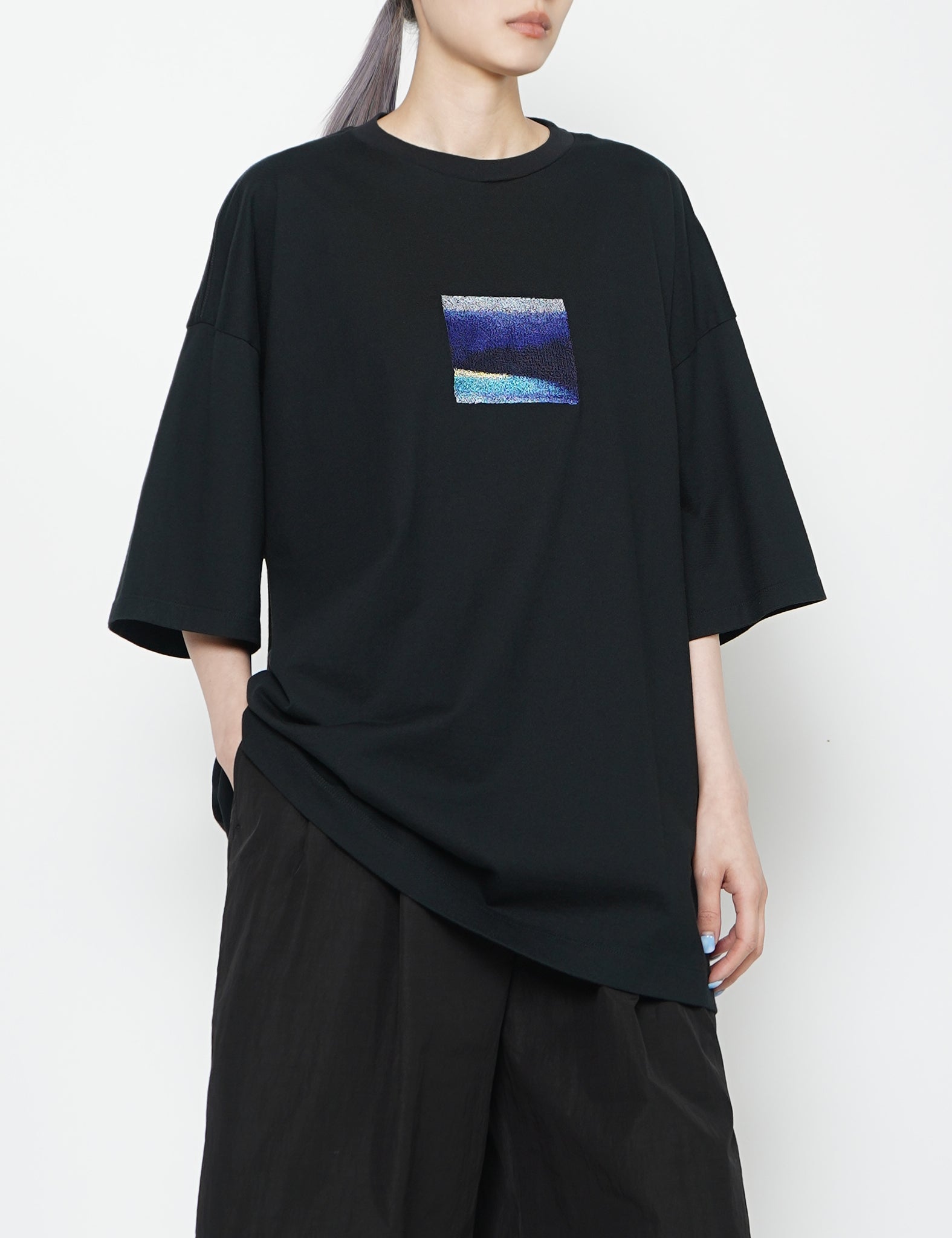 BLACK EMBROIDERY T-SHIRT