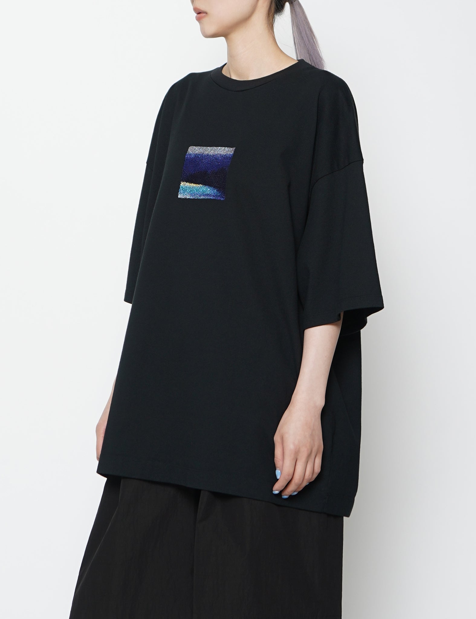 BLACK EMBROIDERY T-SHIRT