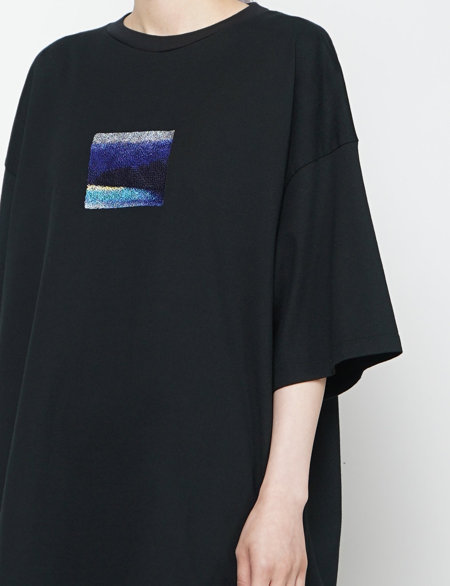 BLACK EMBROIDERY T-SHIRT