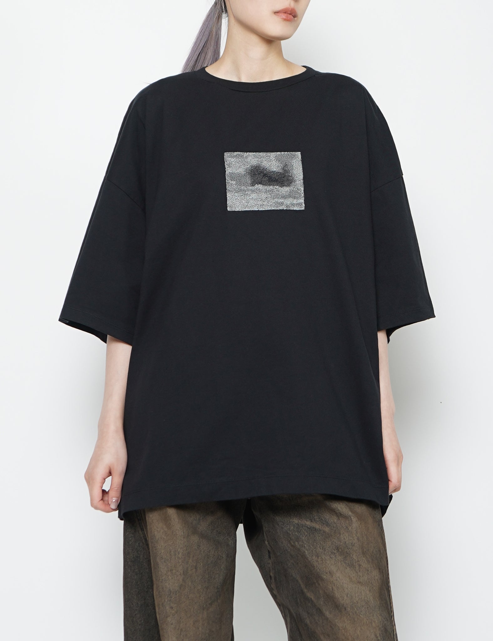 BLACK EMBROIDERY T-SHIRT