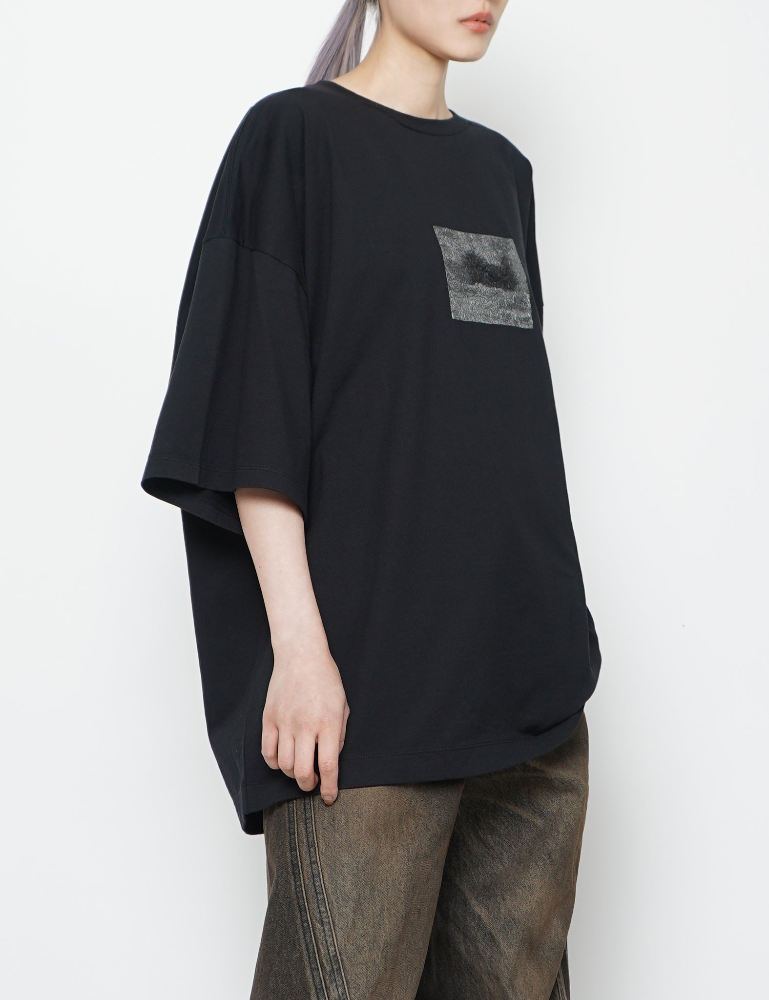 BLACK EMBROIDERY T-SHIRT