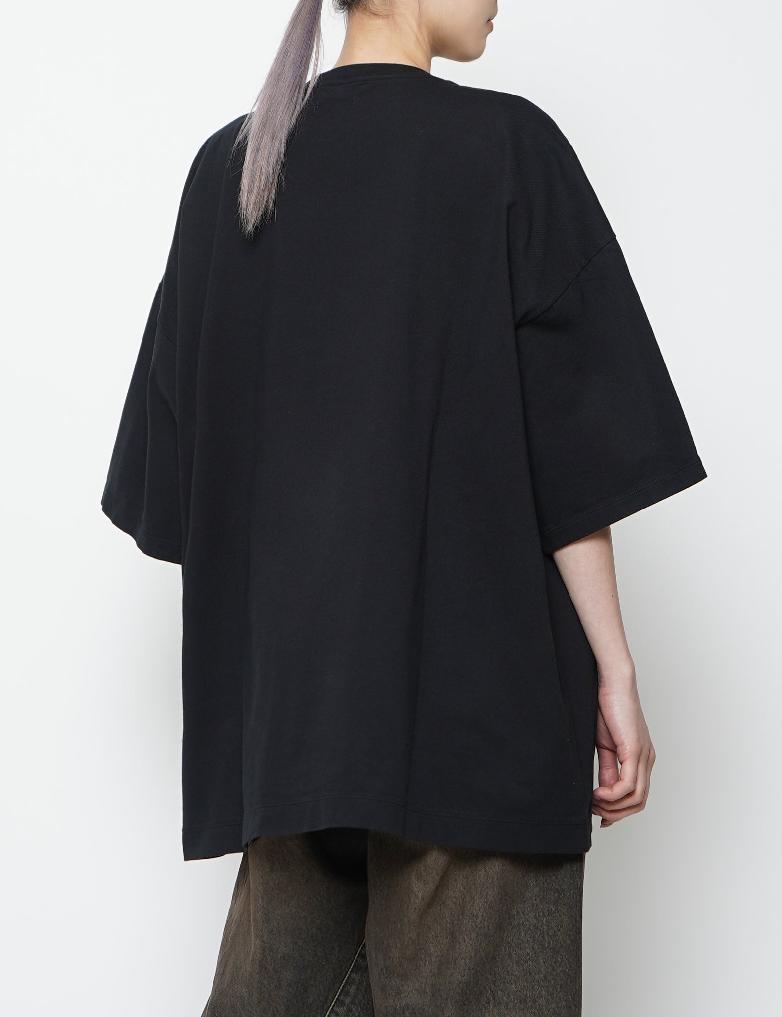 BLACK EMBROIDERY T-SHIRT