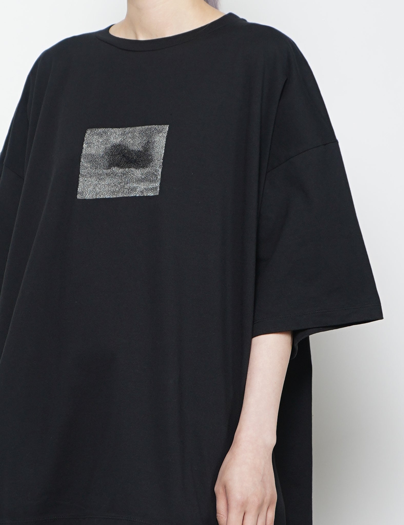 BLACK EMBROIDERY T-SHIRT