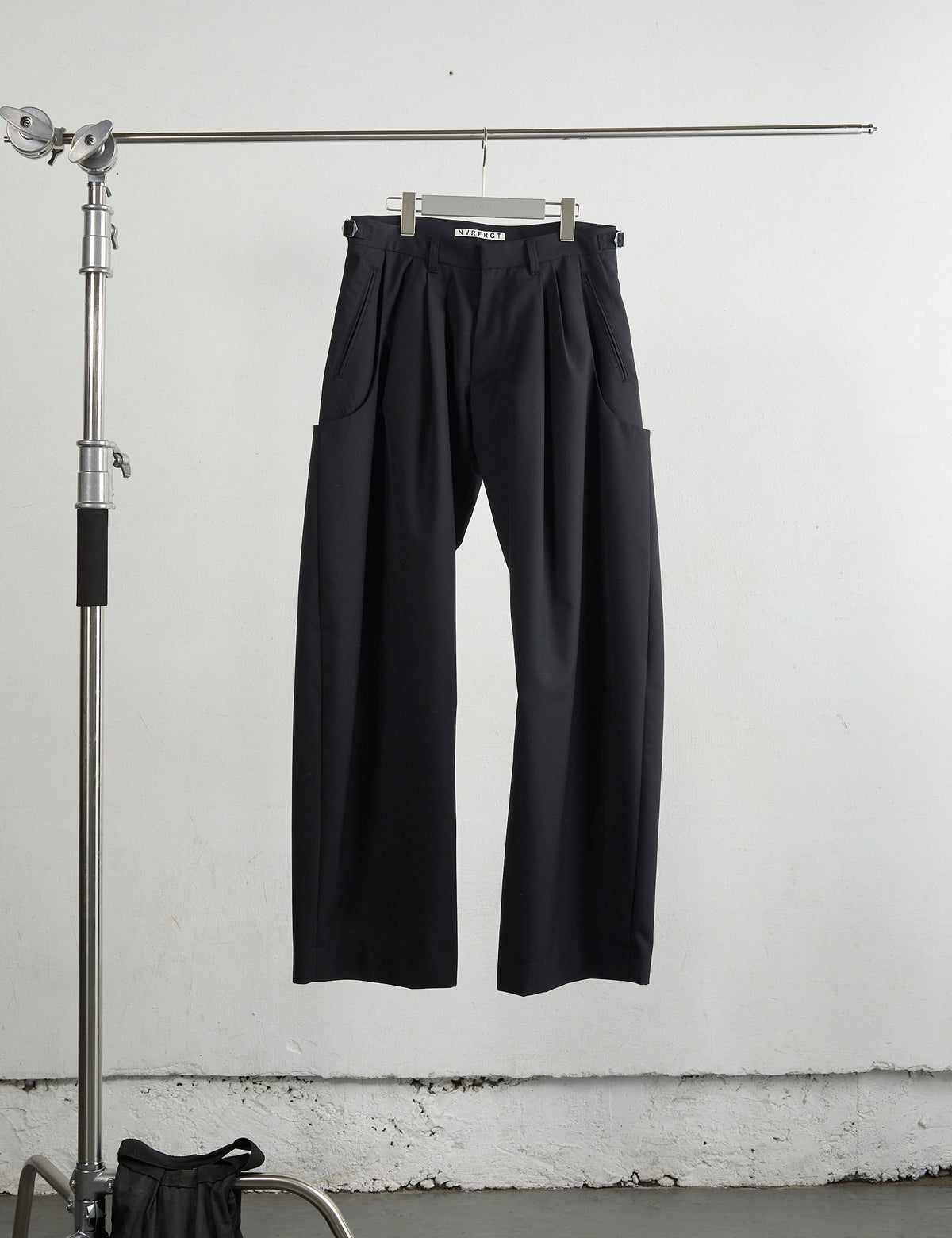 NVRFRGT BLACK 2TUCK CURVED LEG TROUSERS AW25