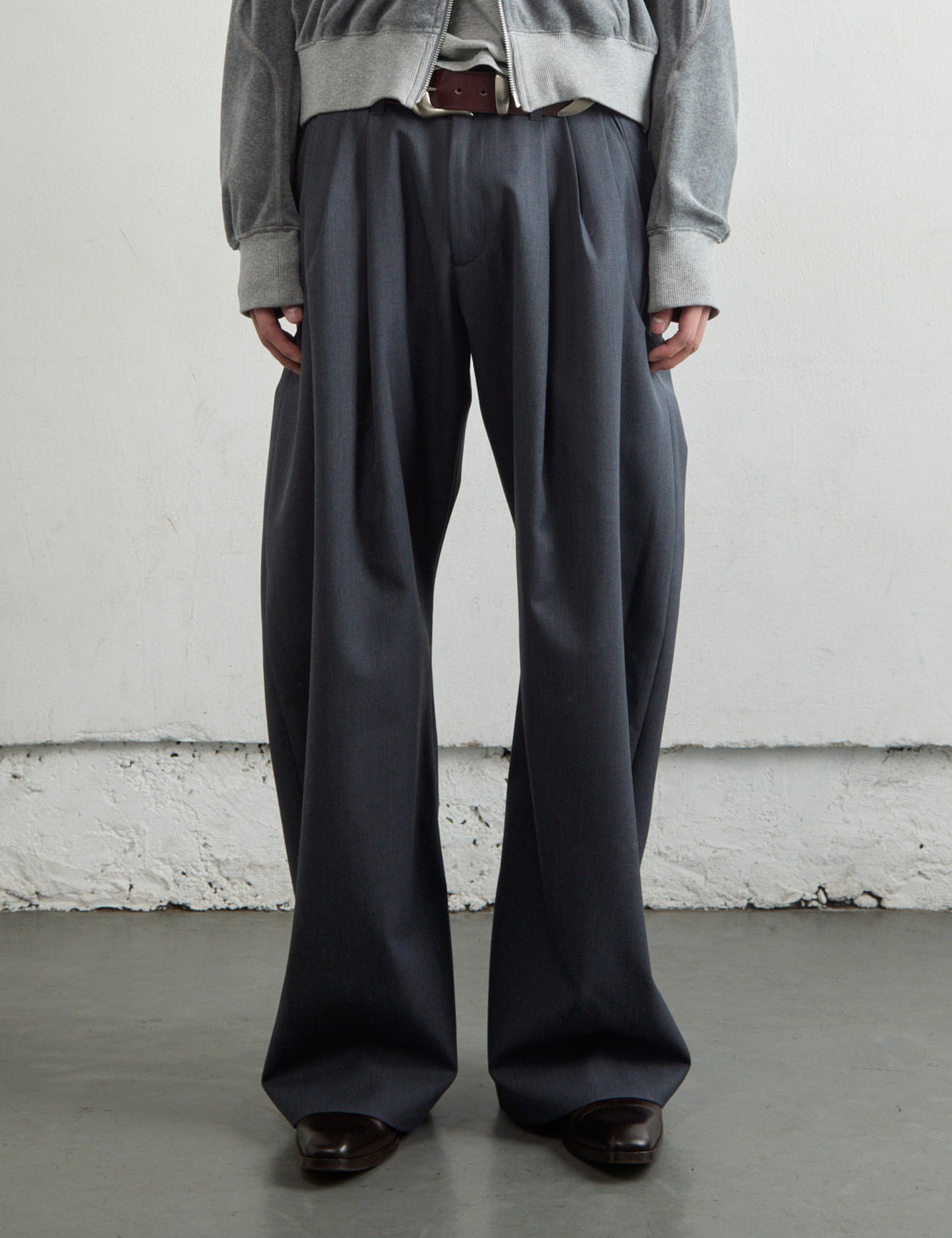 CHARCOAL 2TUCK CURVED LEG TROUSERS