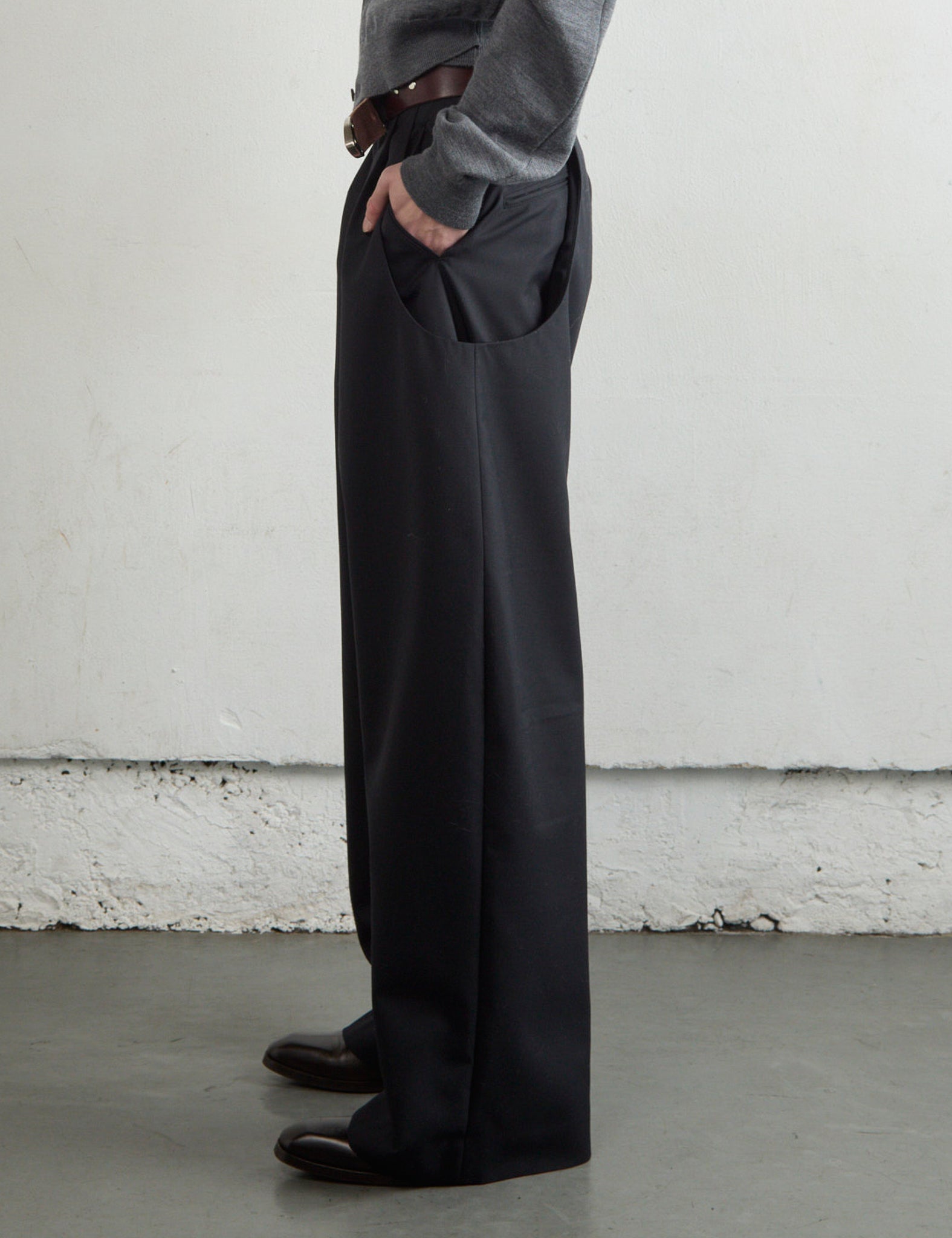BLACK 2TUCK CURVED LEG TROUSERS