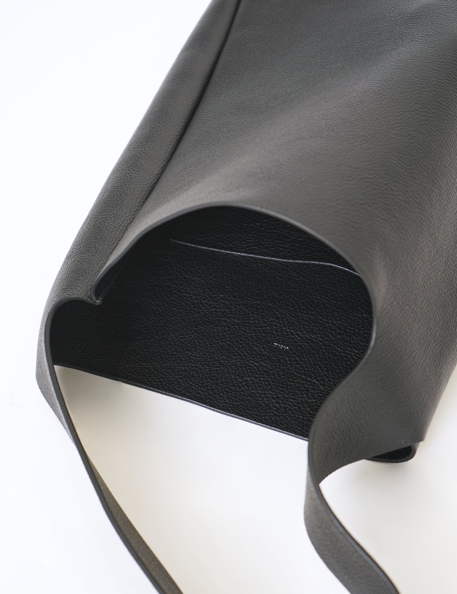 BLACK COW LEATHER SHOULDER BAG M PG02