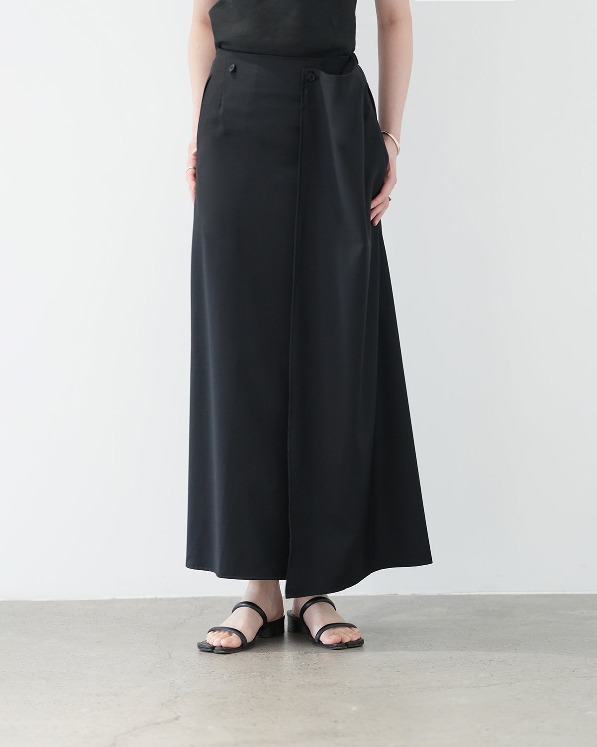 BLACK WOOL SILK WRAP SKIRT