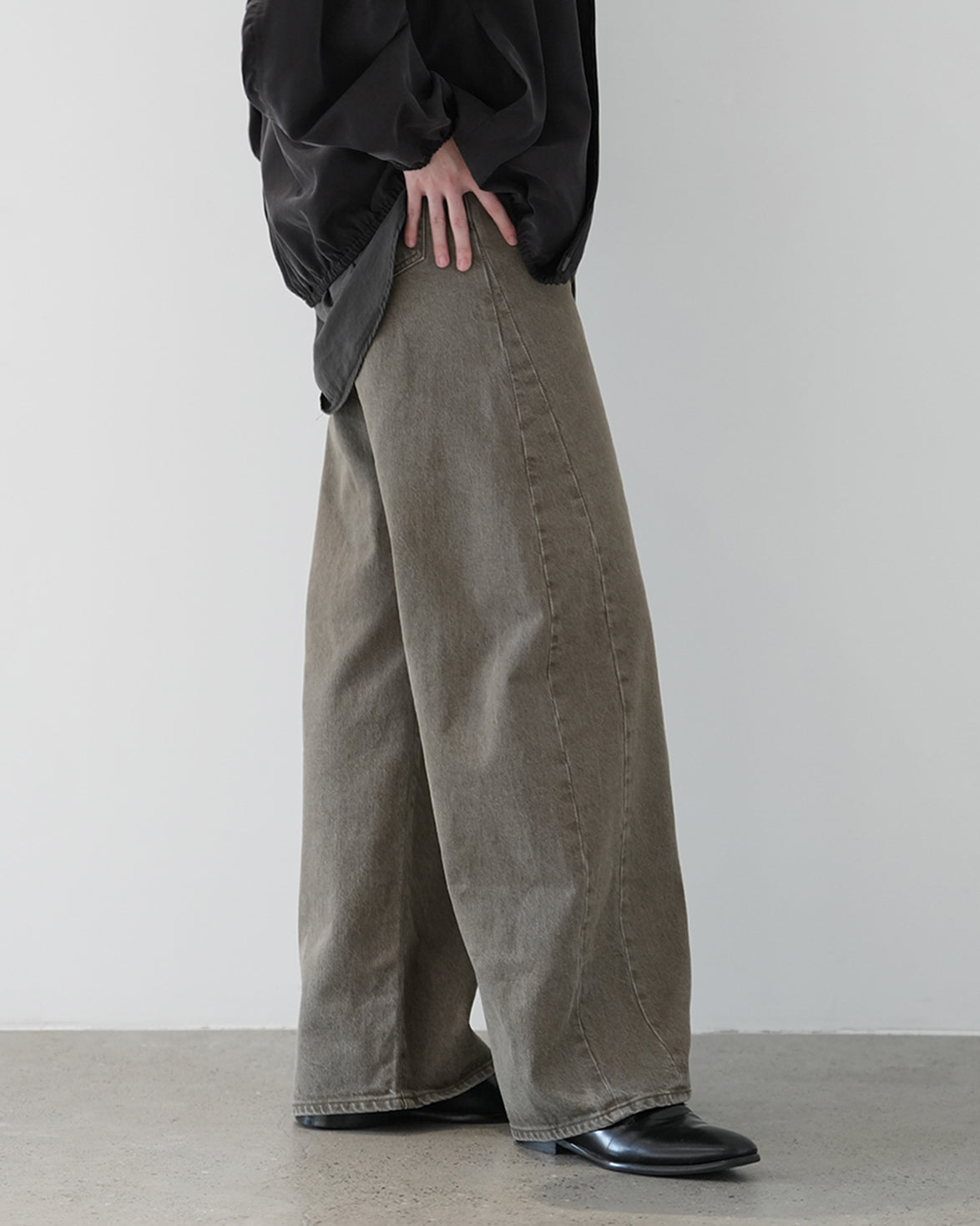 KHAKI DEFORMATION WIDE COLOR DENIM PANTS