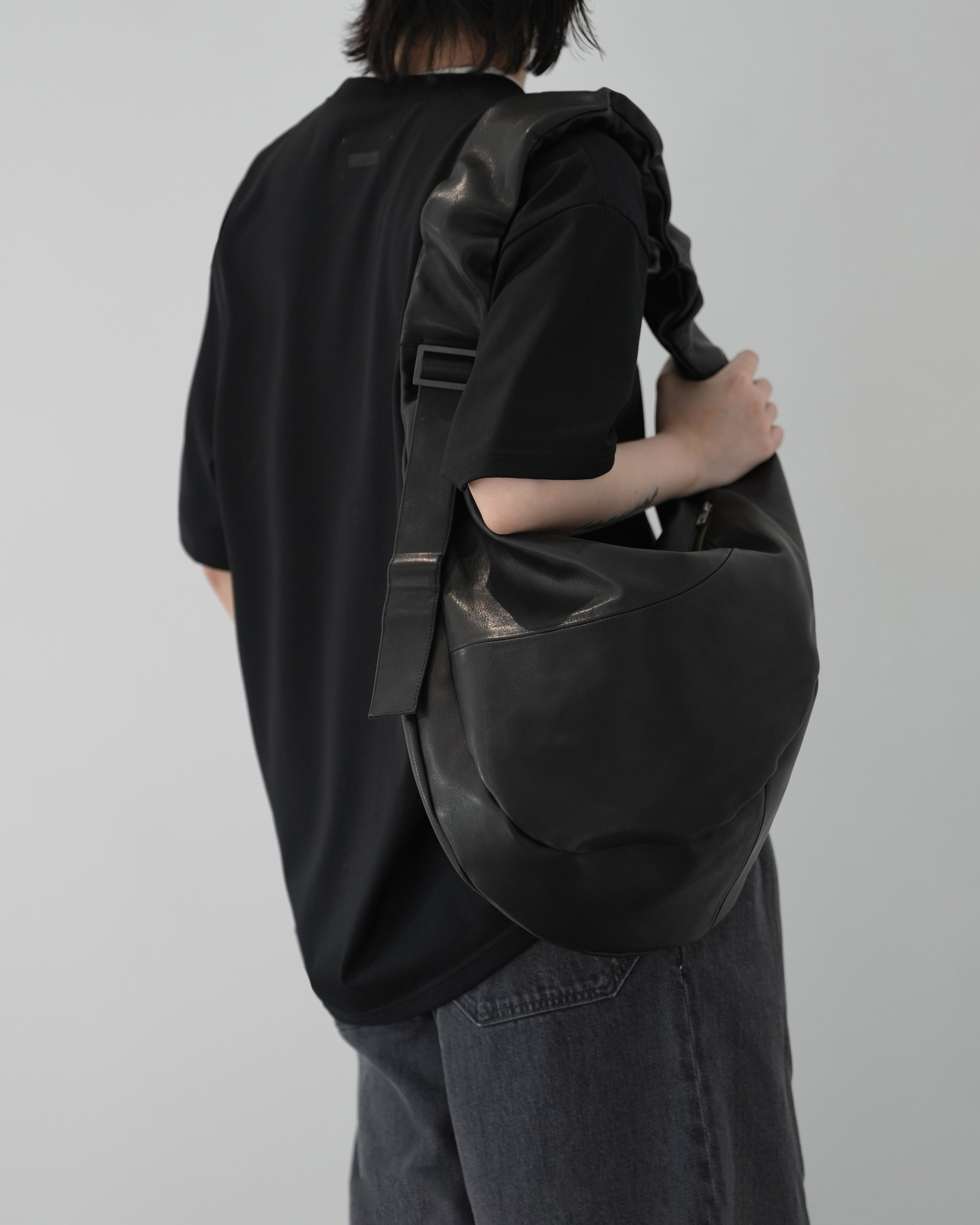 BLACK GOAT LEATHER TWIST SHOULDER BAG