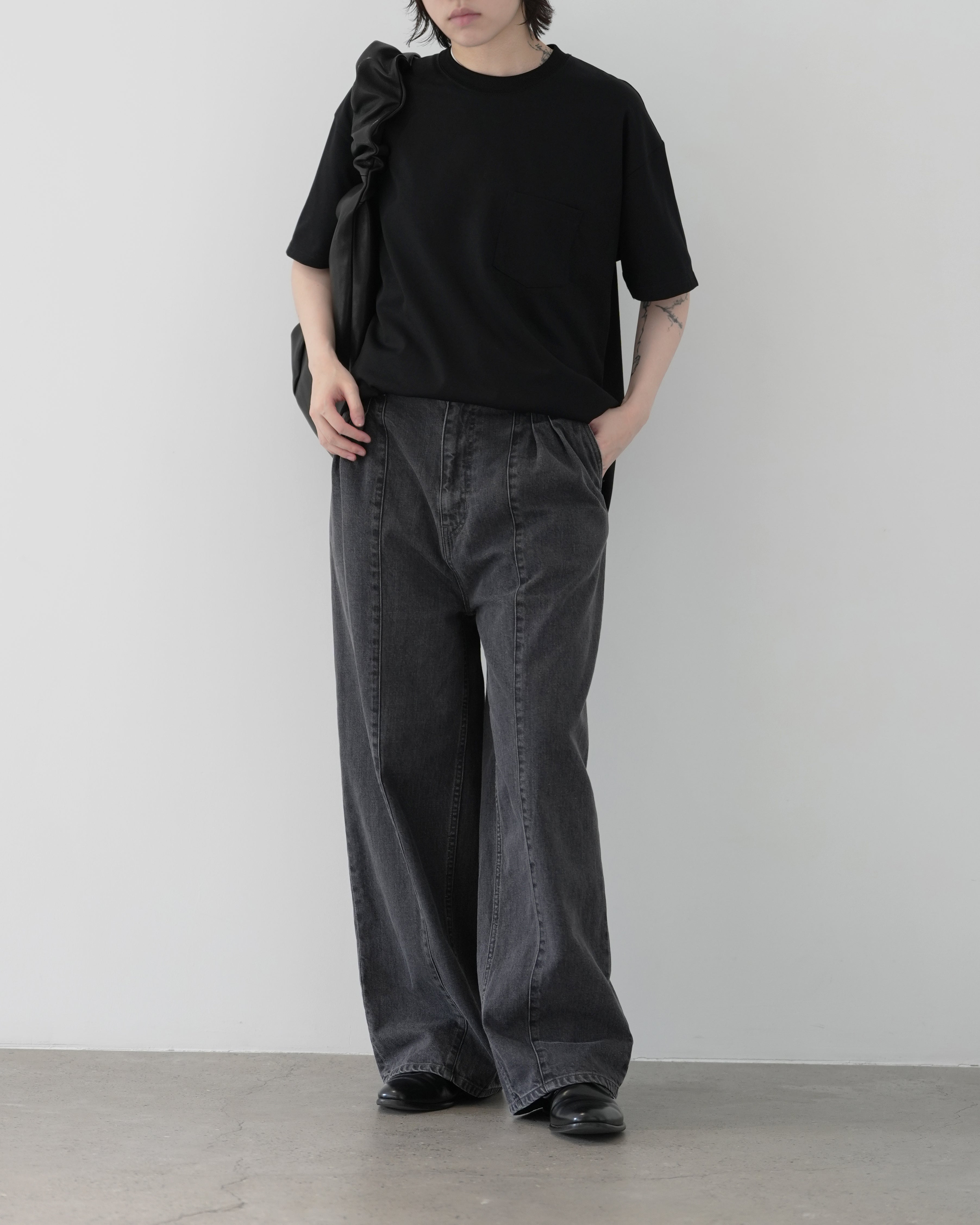 BLACK SUPIMA COTTON OVERSIZED POCKET TEE