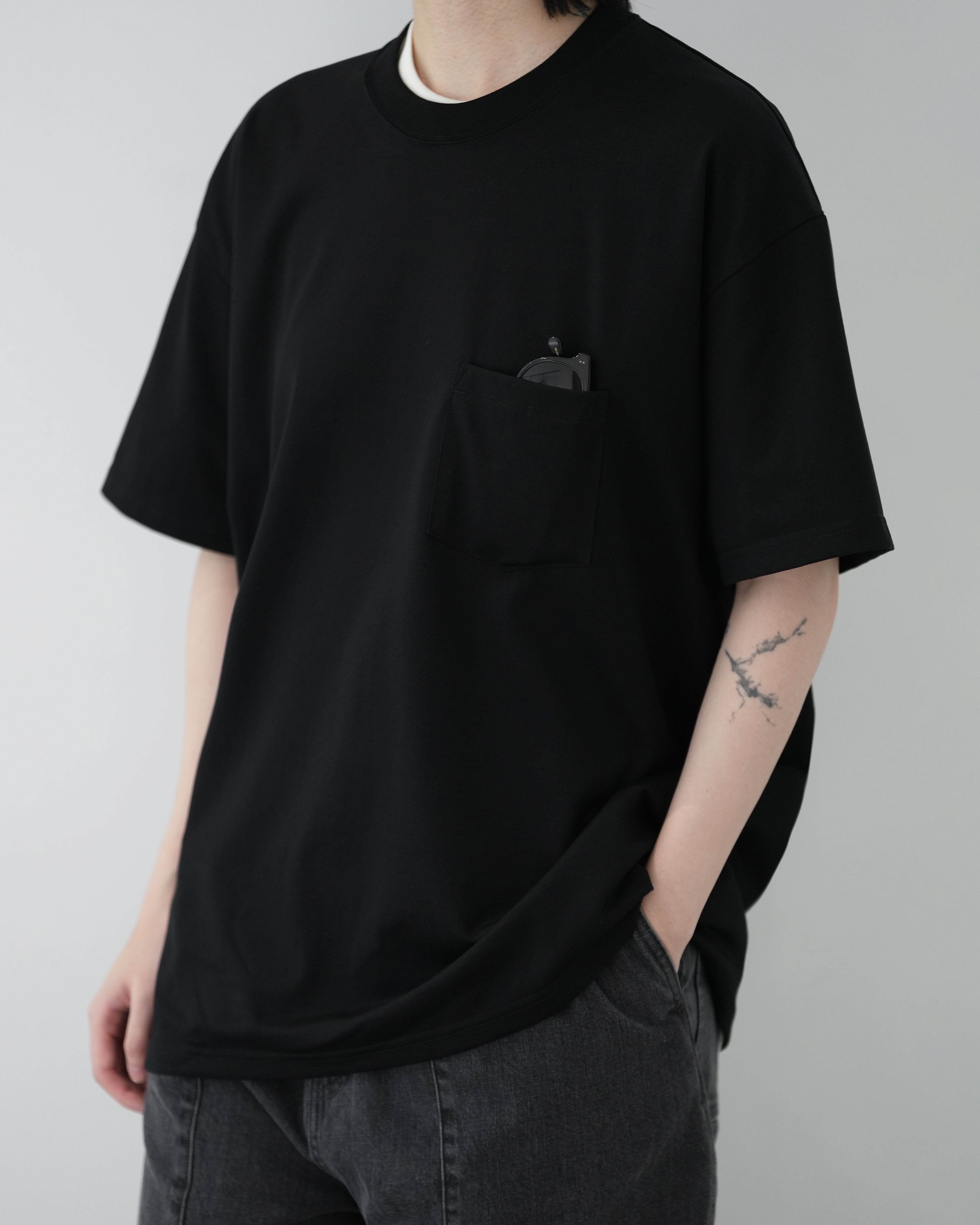 BLACK SUPIMA COTTON OVERSIZED POCKET TEE