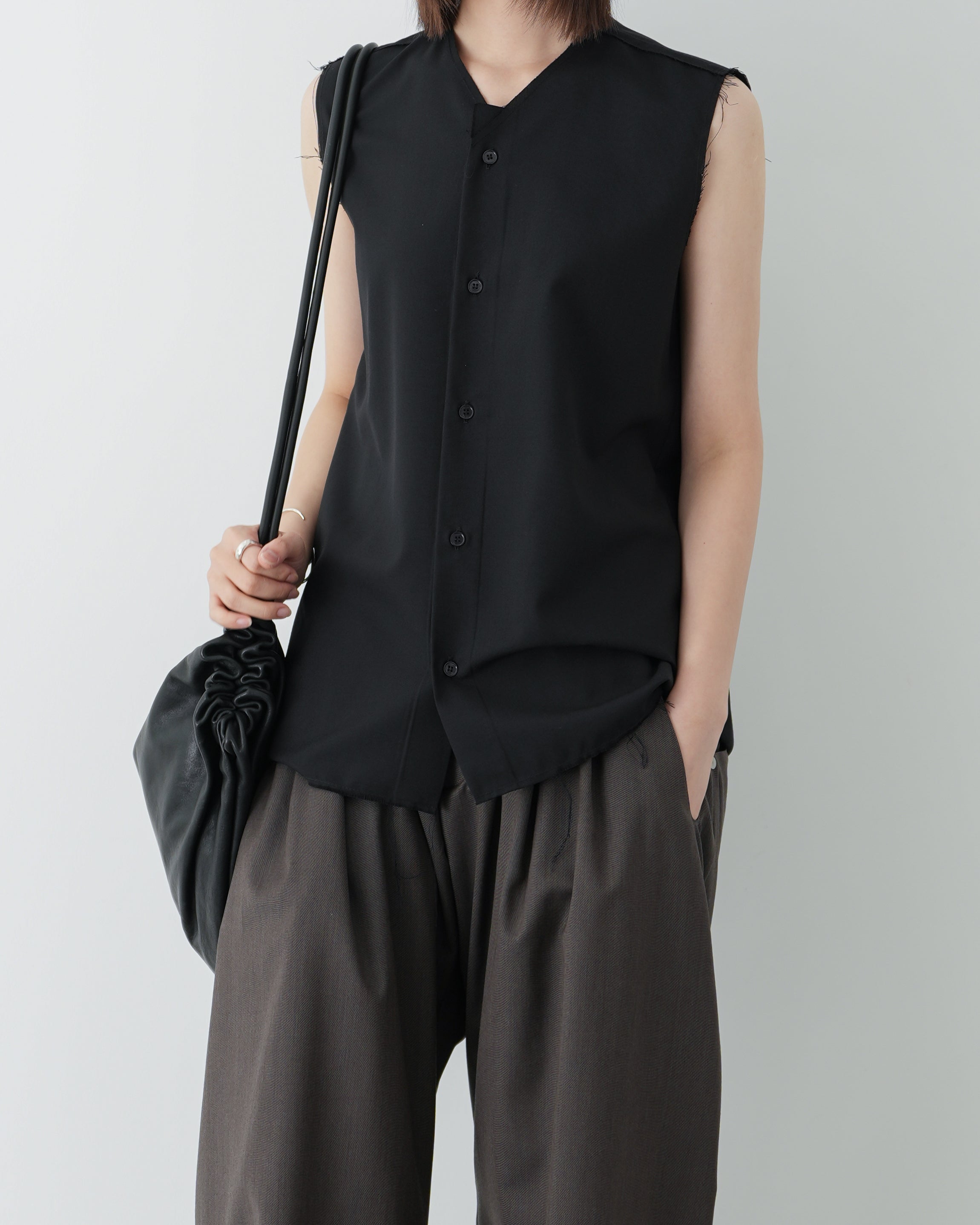 BLACK LEATHER GATHERED CROSSED BAG