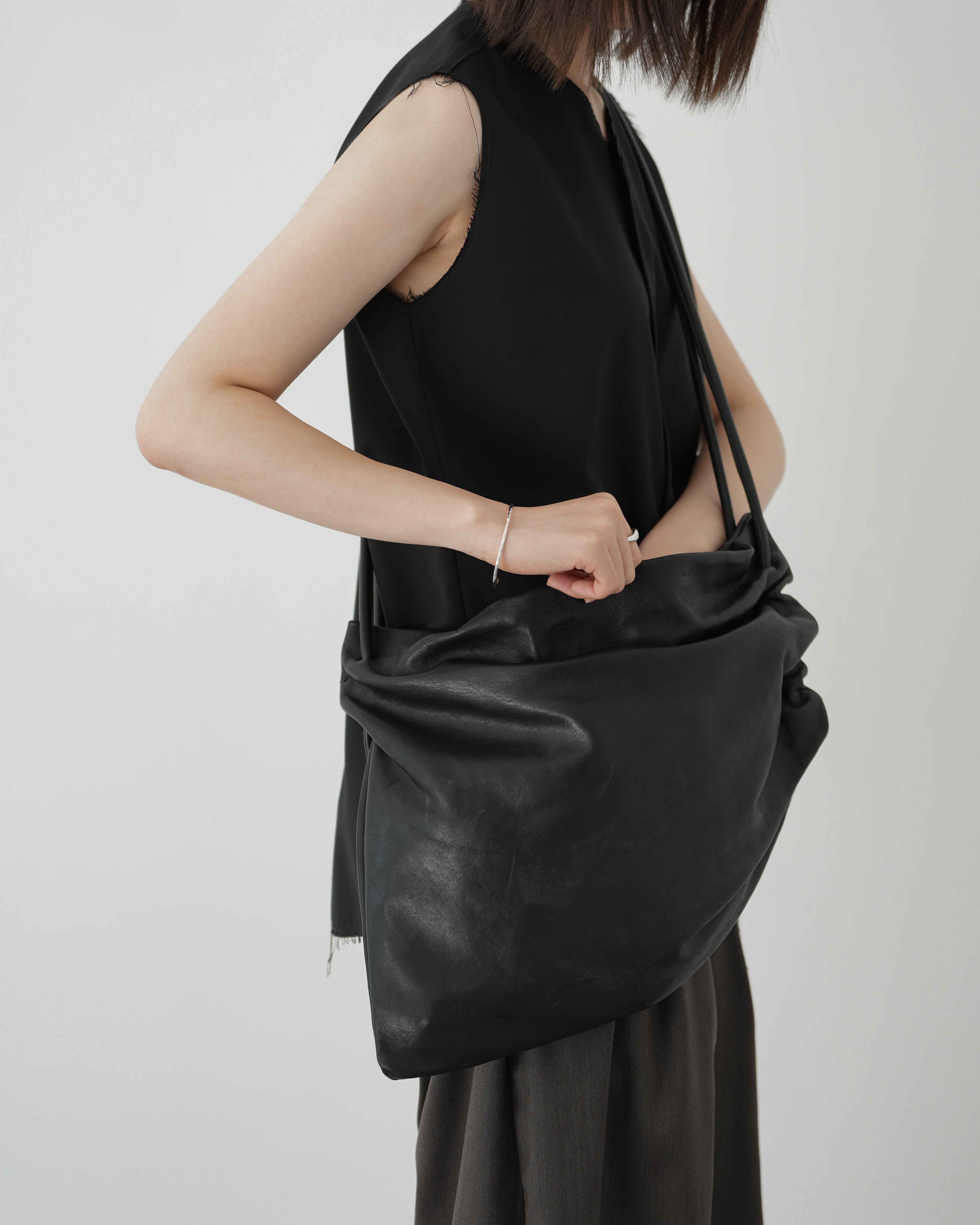 BLACK LEATHER GATHERED CROSSED BAG