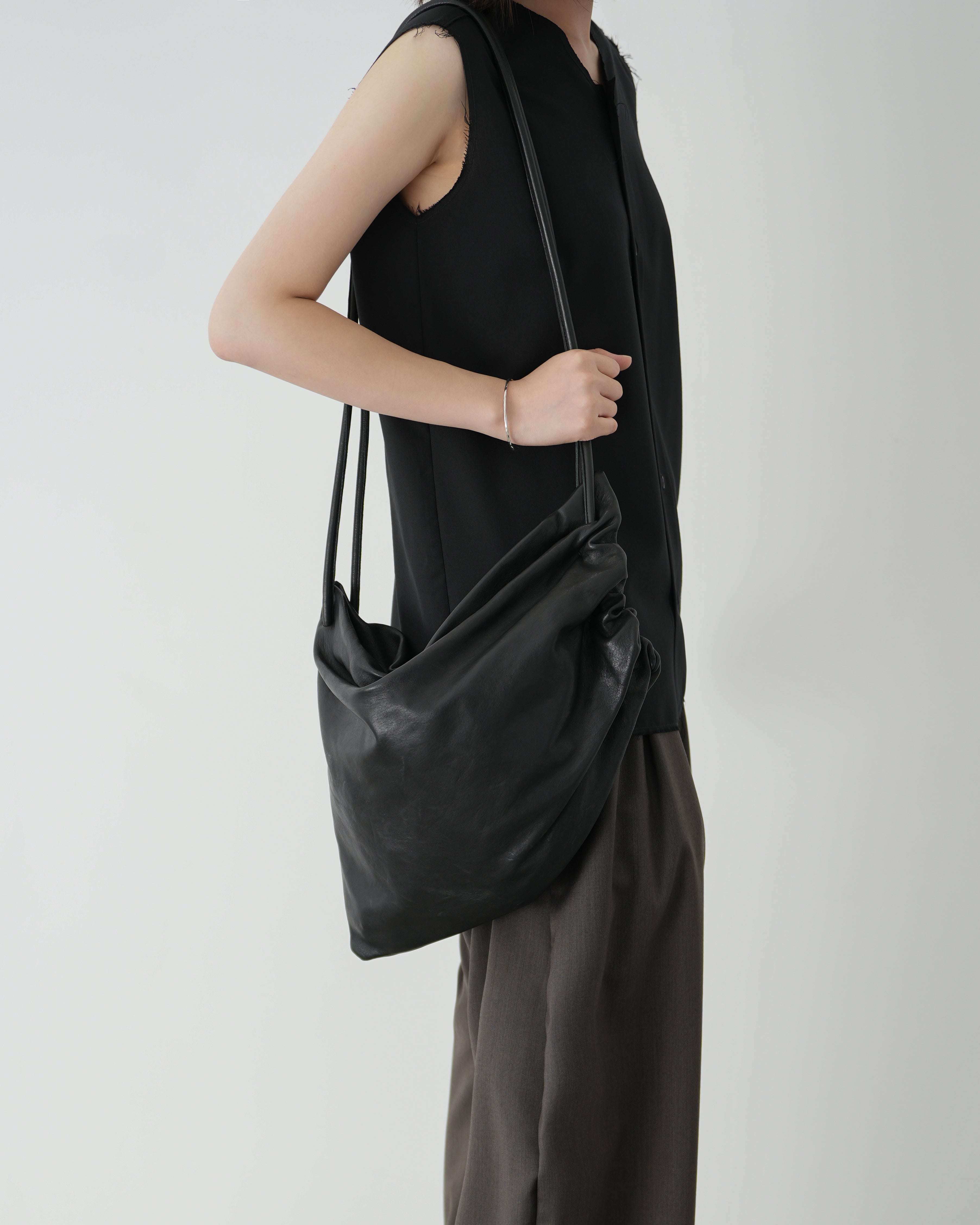 BLACK LEATHER GATHERED CROSSED BAG
