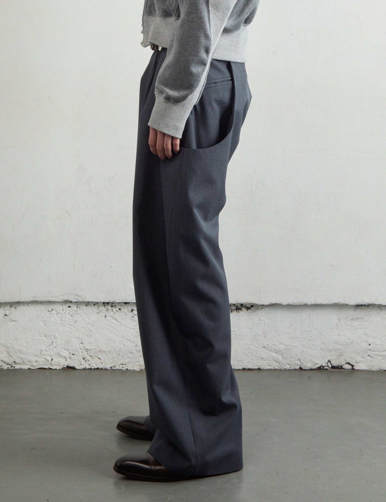 CHARCOAL 2TUCK CURVED LEG TROUSERS