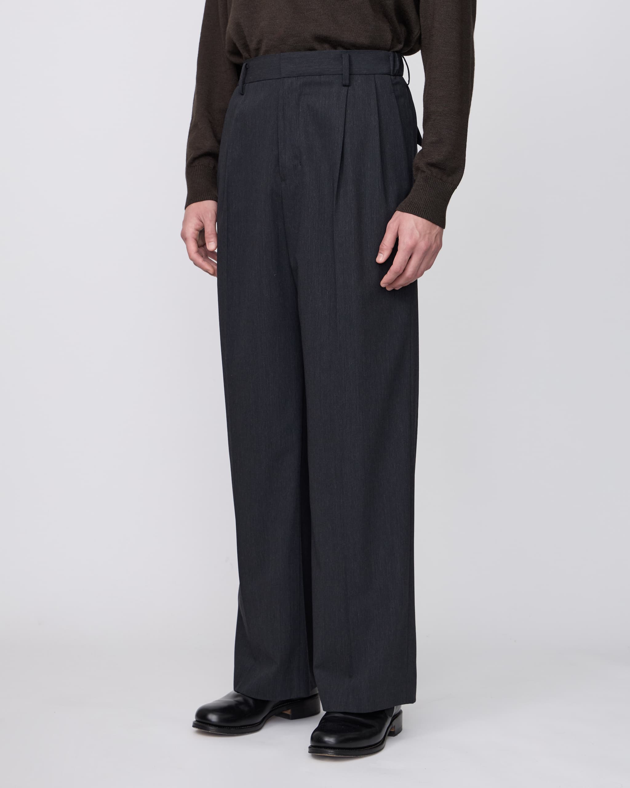 CHARCOAL GRAY TWO TUCKS WIDE TROUSERS