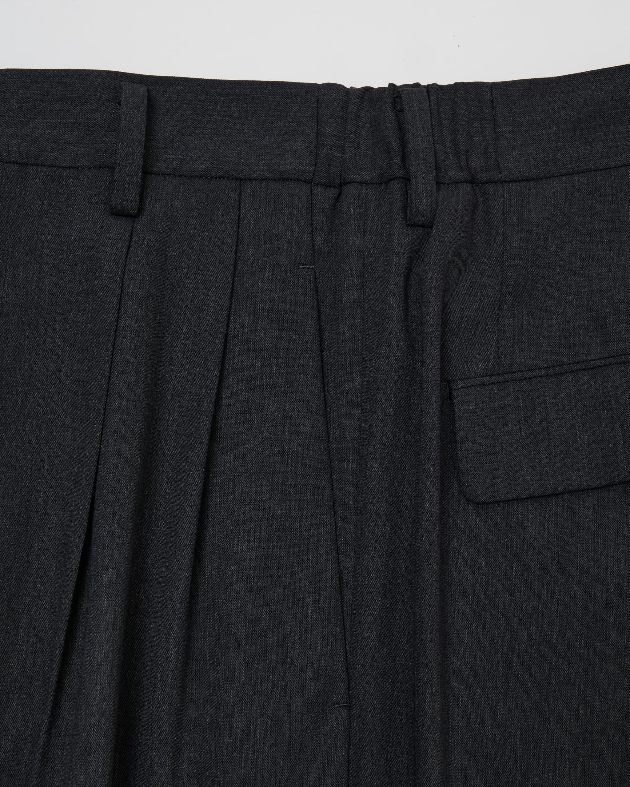 CHARCOAL GRAY TWO TUCKS WIDE TROUSERS