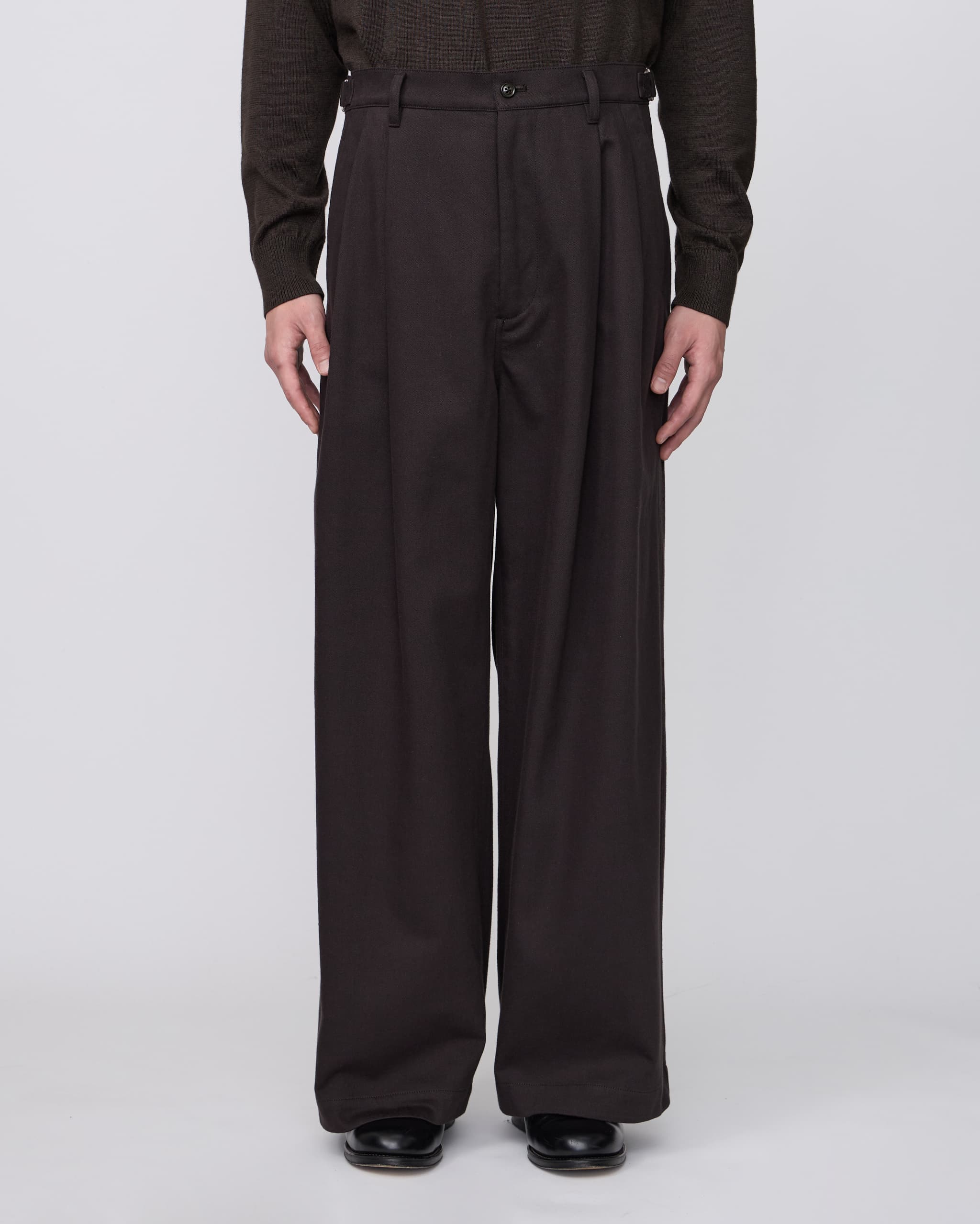 DARK BROWN TWO TUCKS BAGGY PANTS