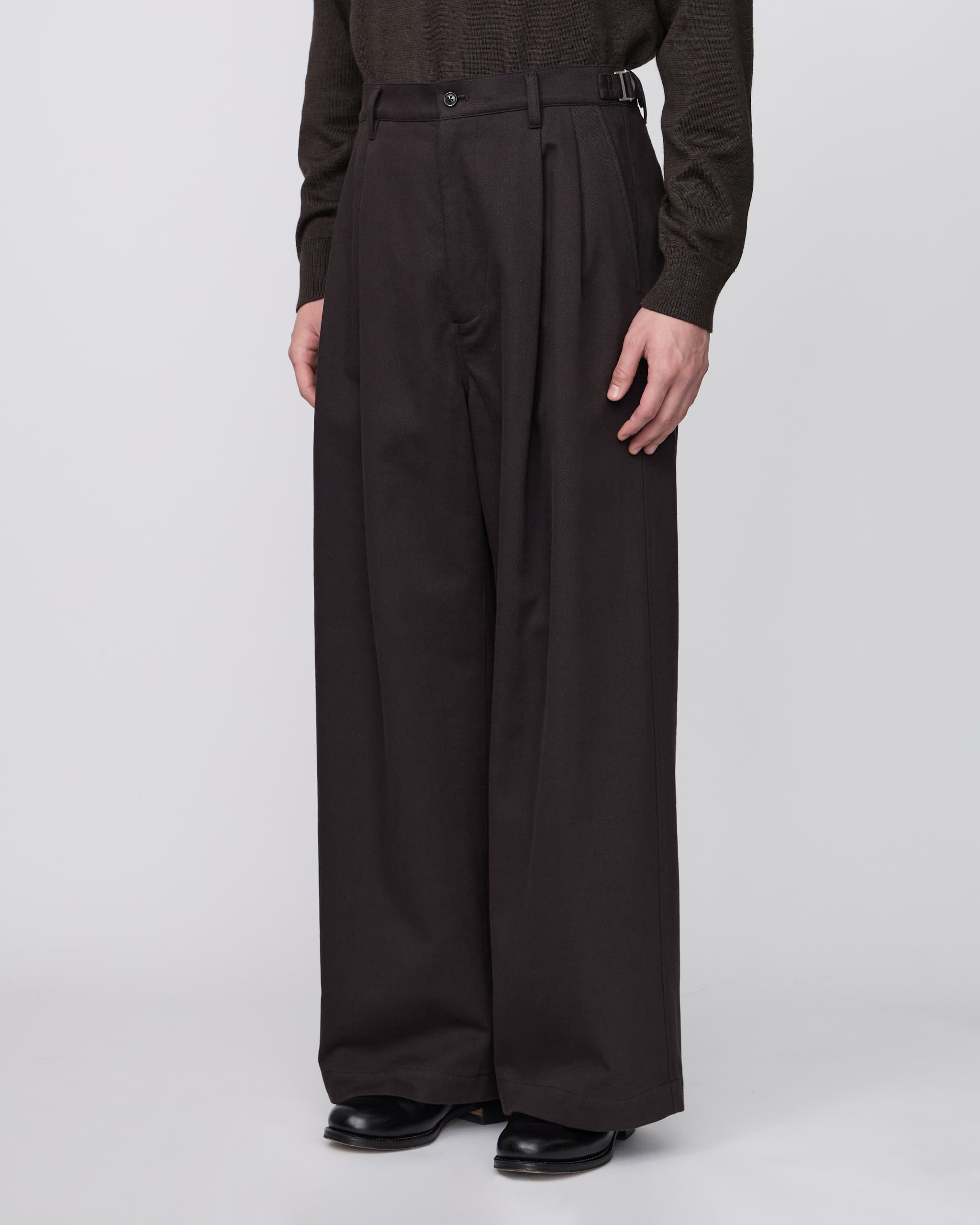DARK BROWN TWO TUCKS BAGGY PANTS