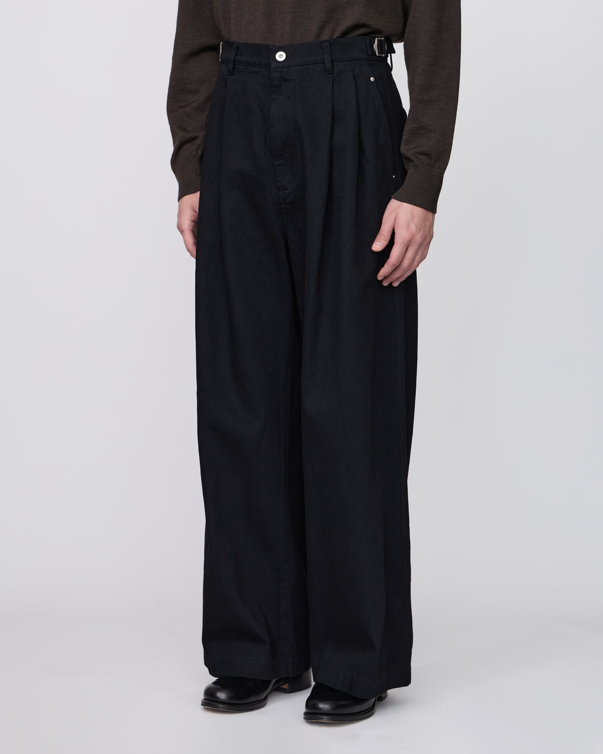 BLACK TWO TUCKS BAGGY PANTS