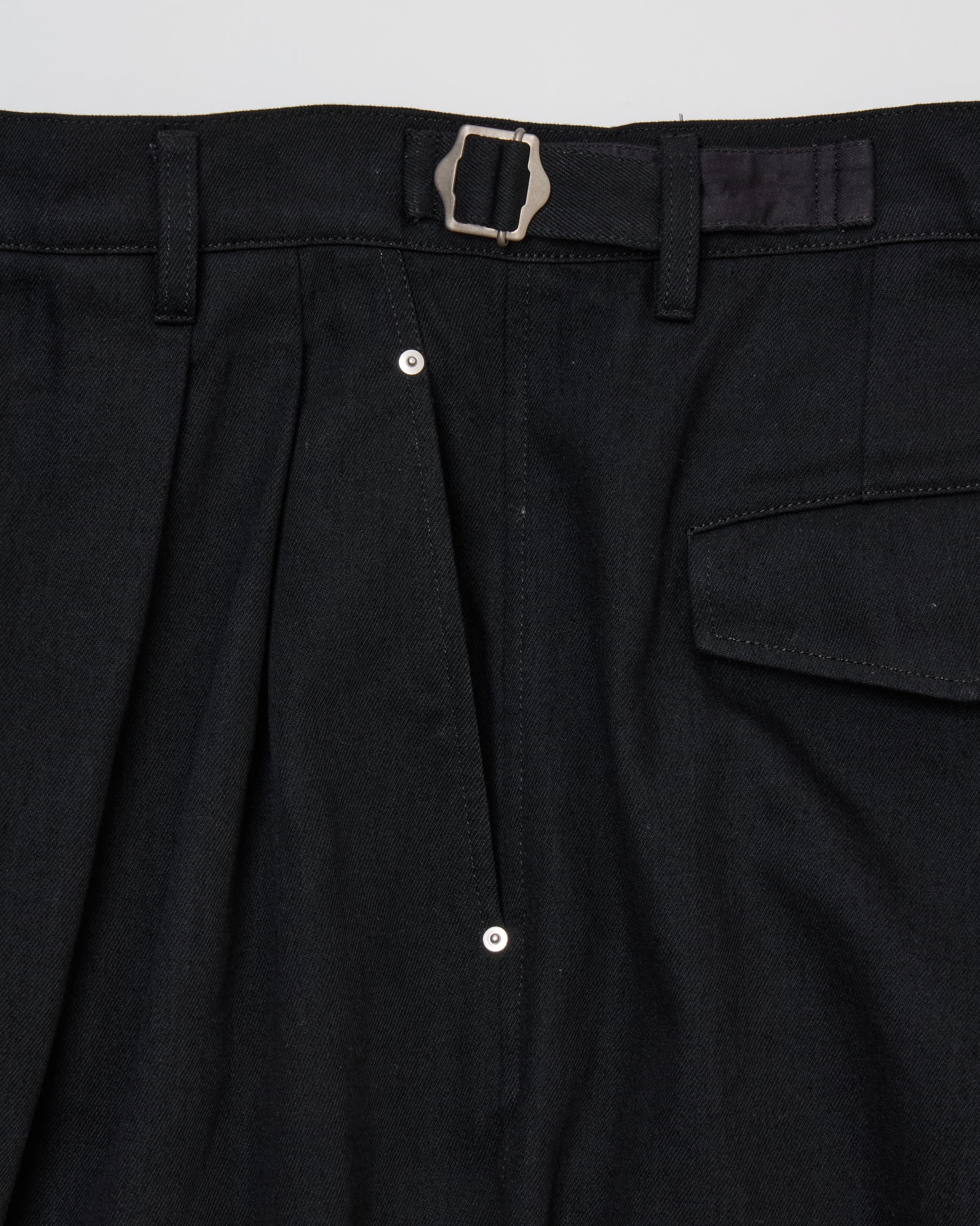BLACK TWO TUCKS BAGGY PANTS