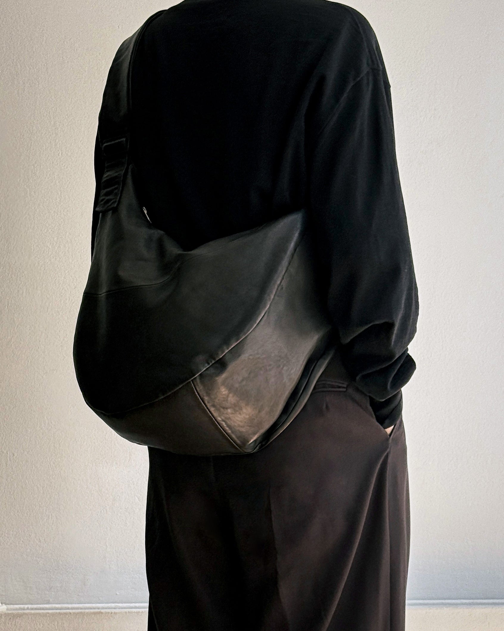 BLACK TWIST SHOULDER BAG