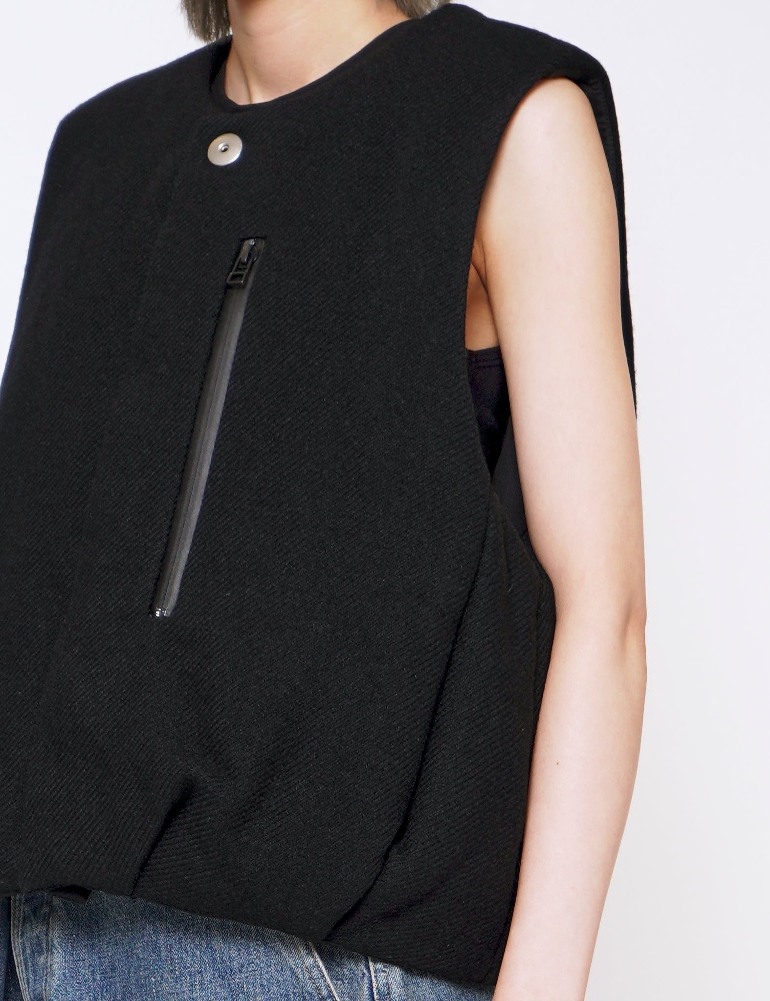 BLACK PADDED CIRCLE VEST