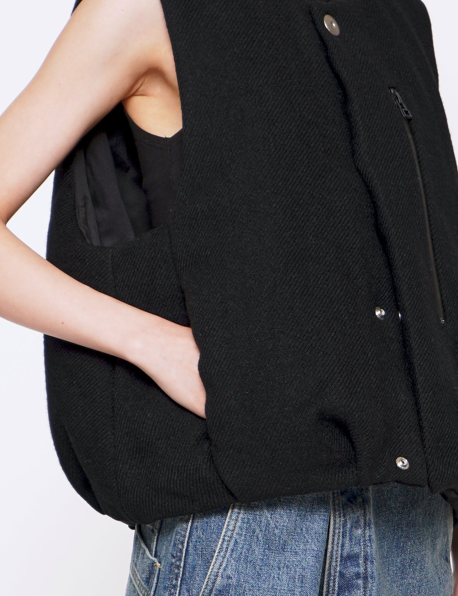 BLACK PADDED CIRCLE VEST
