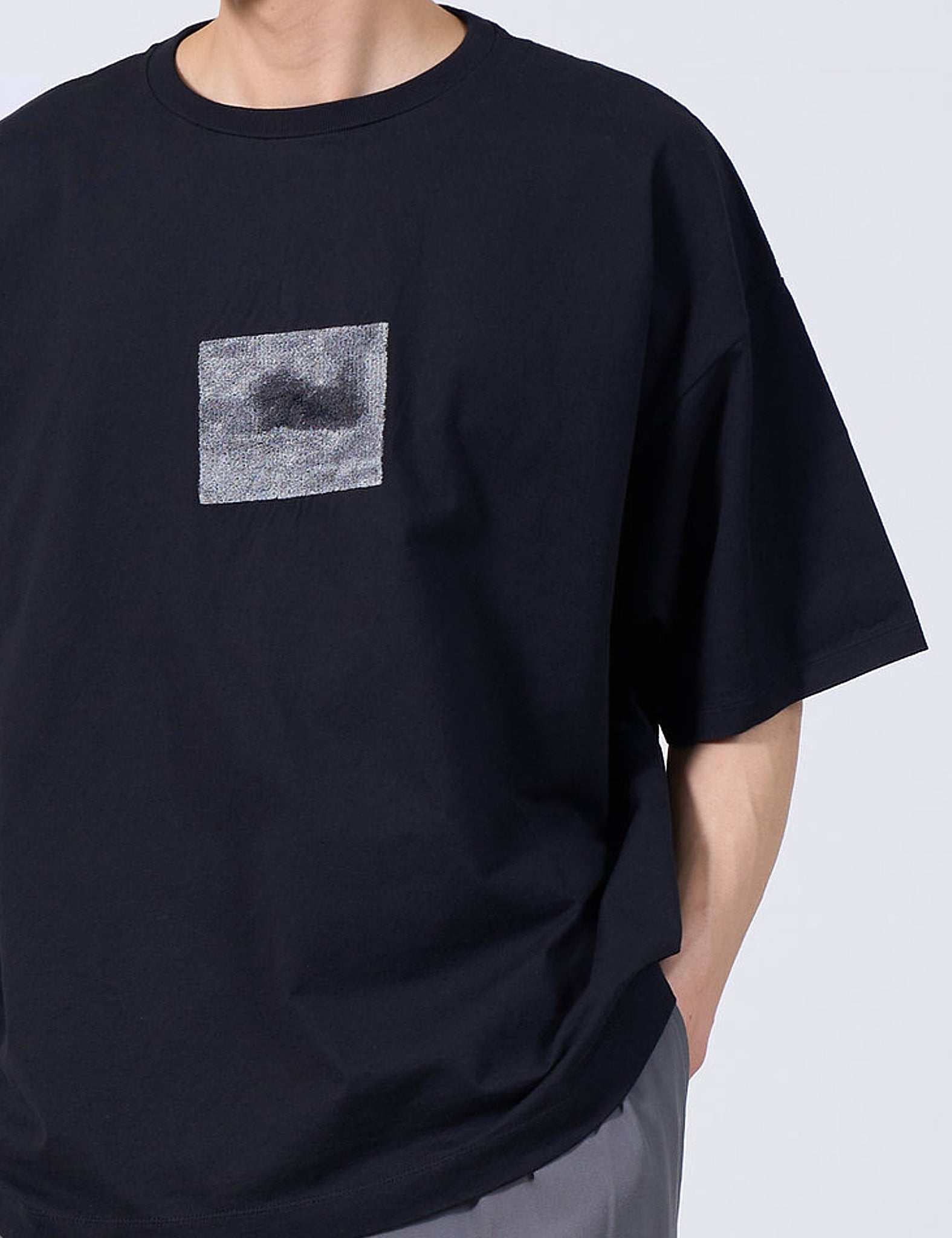 BLACK EMBROIDERY T-SHIRT
