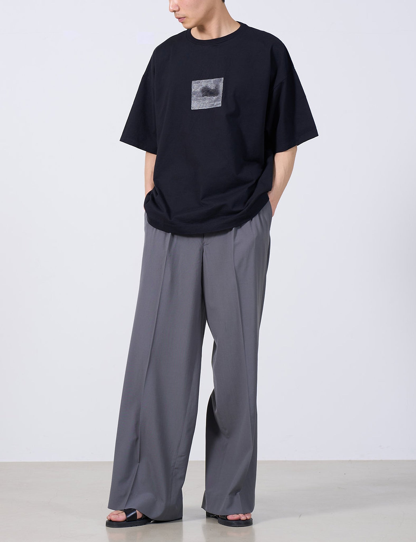 BLACK EMBROIDERY T-SHIRT