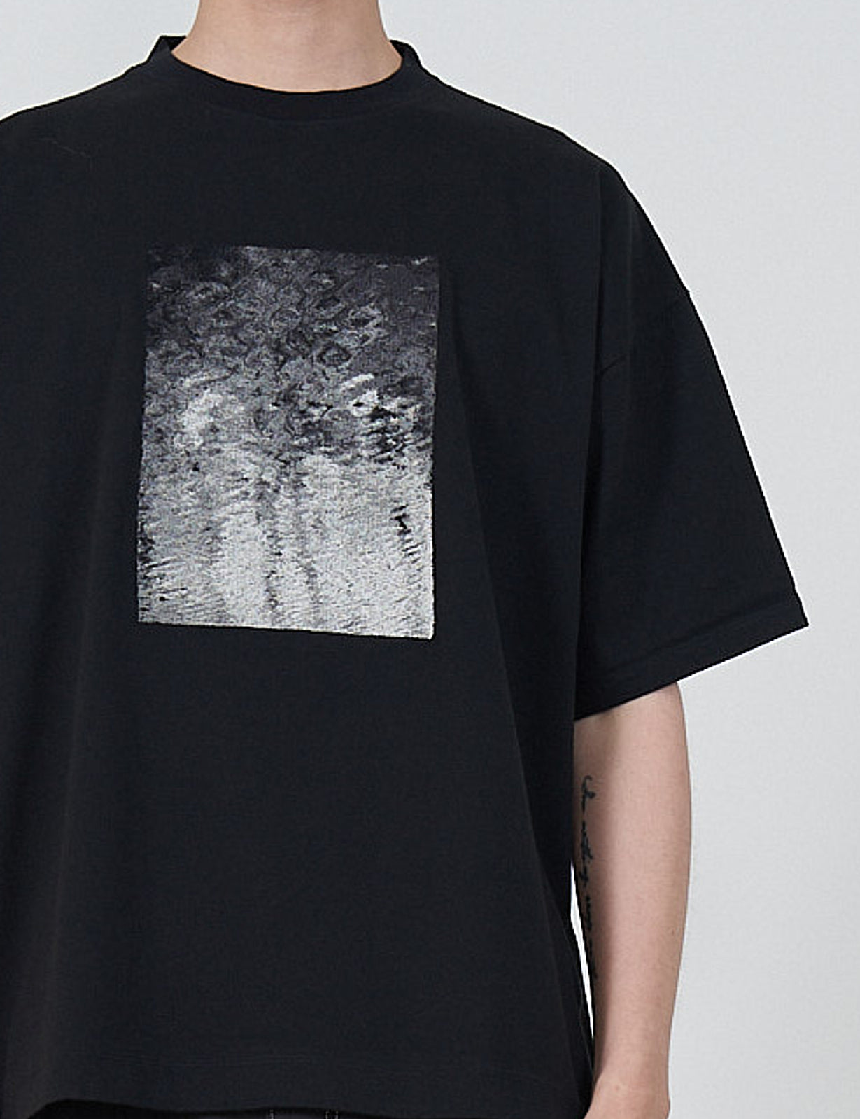 BLACK EMBROIDERY T-SHIRT by TARO MIZUTAN
